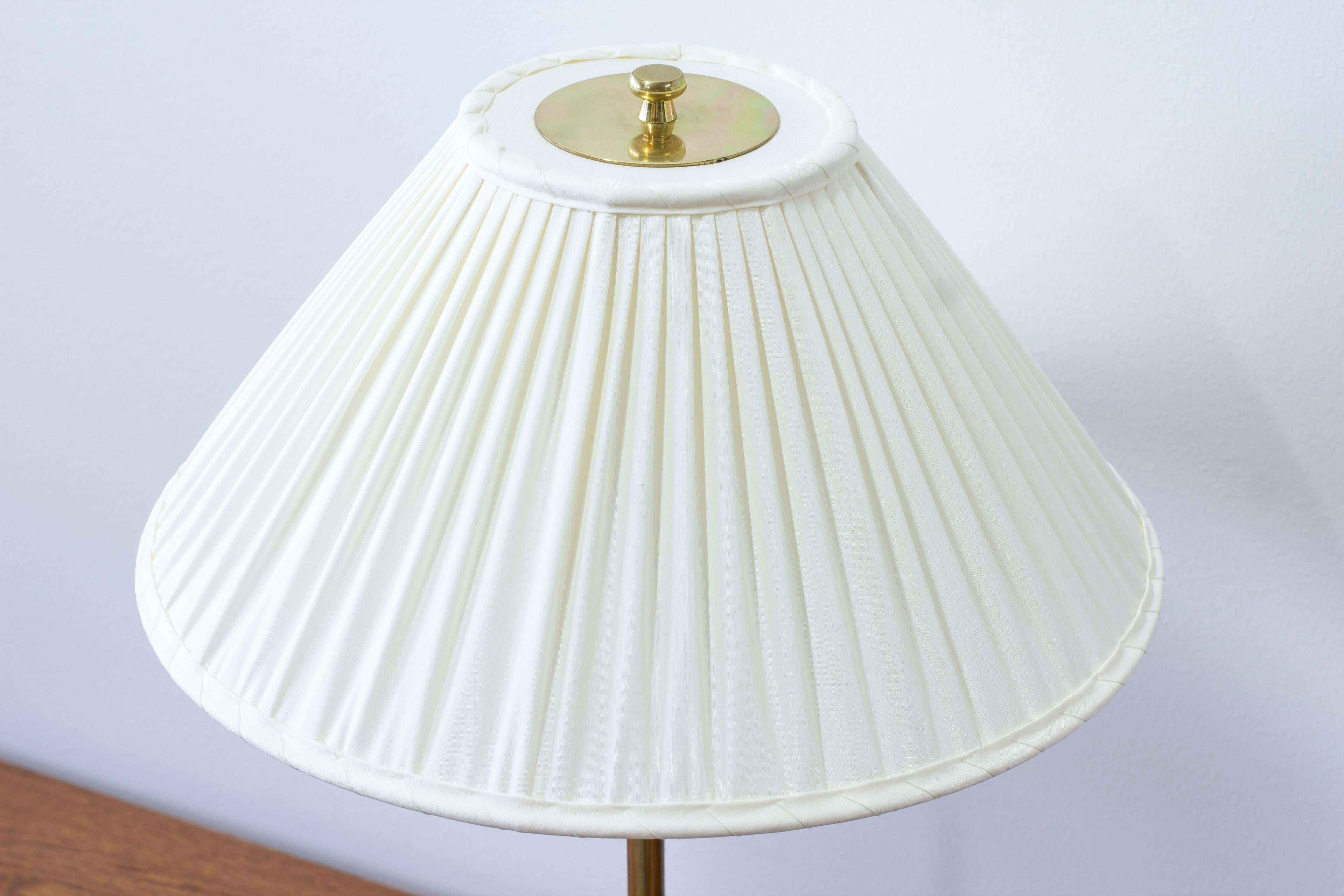 Swedish Table lamp 2467 by Josef Frank. Firma Svenskt Tenn, Sweden For Sale