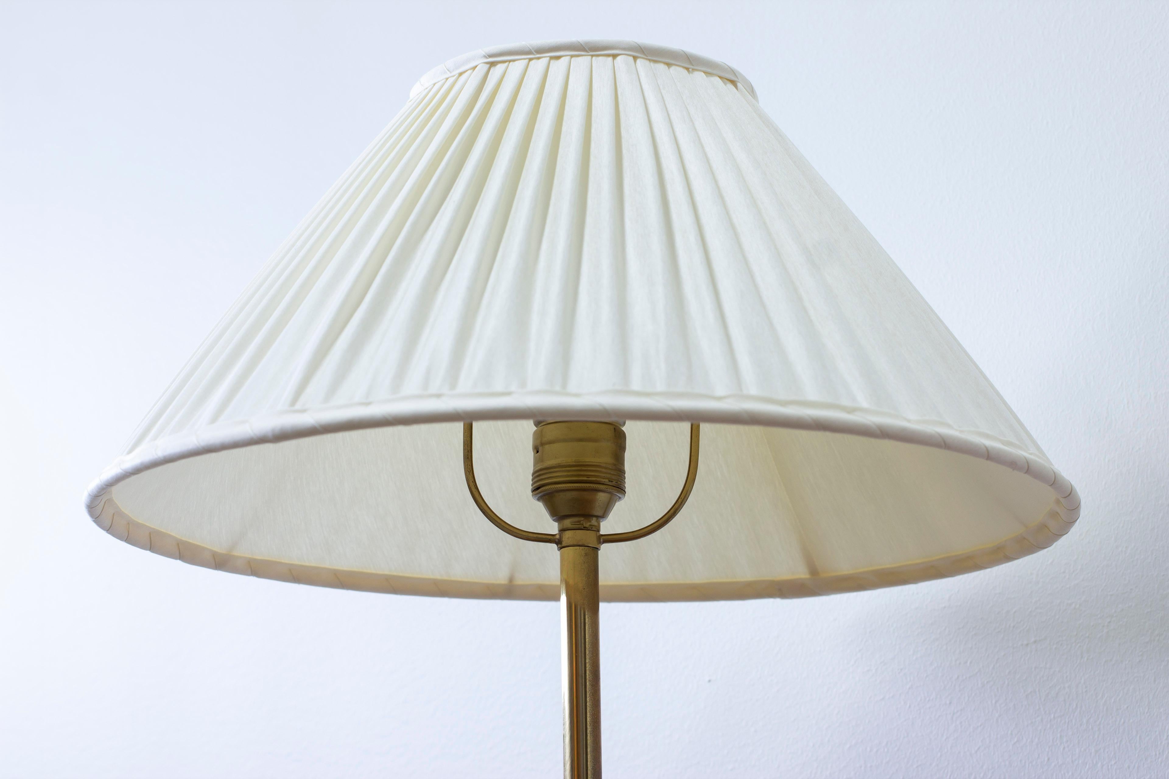 Table lamp 2467 by Josef Frank. Firma Svenskt Tenn, Sweden In Good Condition For Sale In Hägersten, SE