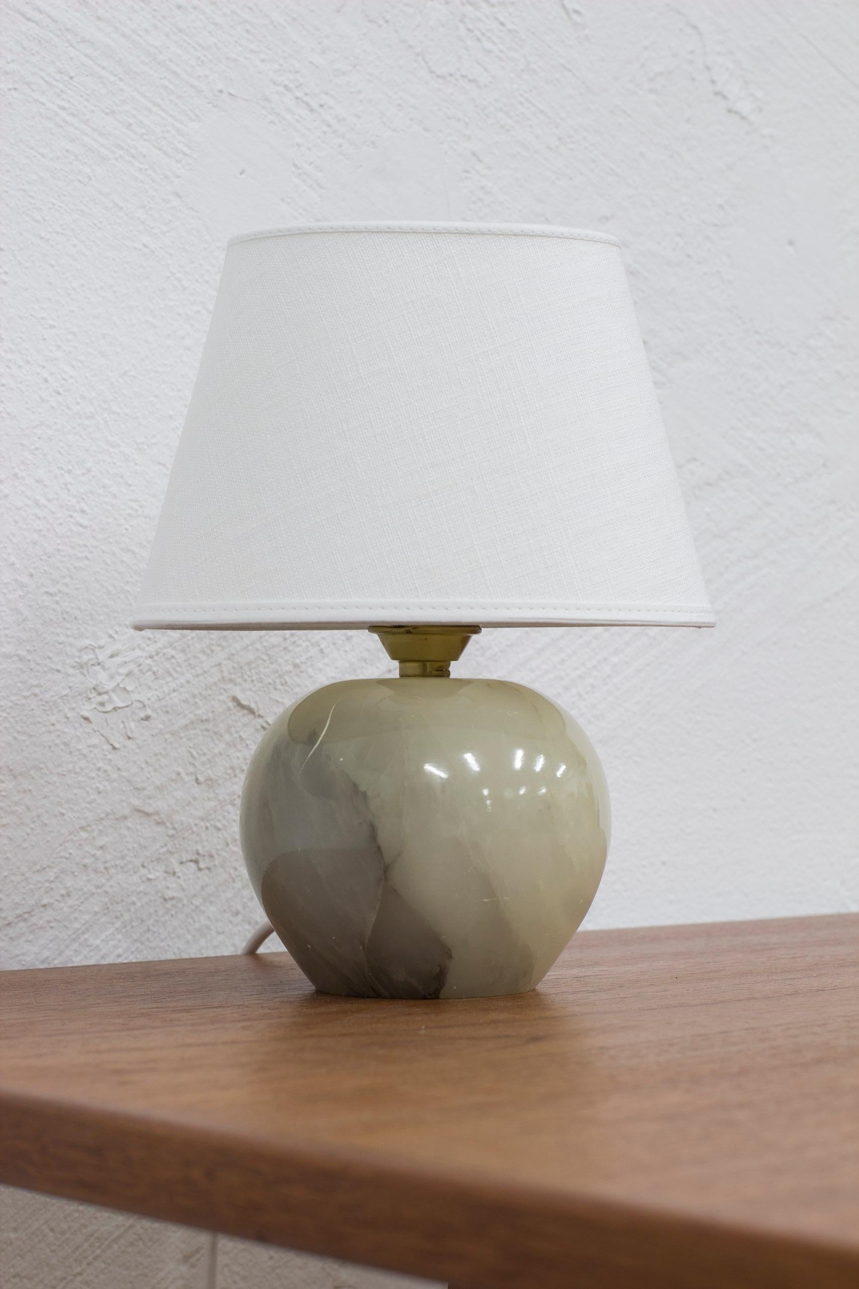 Table lamp model 2575 designed by Josef Frank. Produced by Svenskt Tenn and this piece ca 1950-60s. The lamp is commonly made from wood but this example made from onyx stone. New lamp shade in cotton. Very good vintage condition with light age