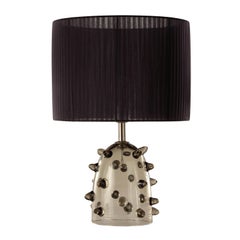 Lampada da tavolo artistica in vetro grigio, paralume nero trasparente "Bugne" di Multiforme