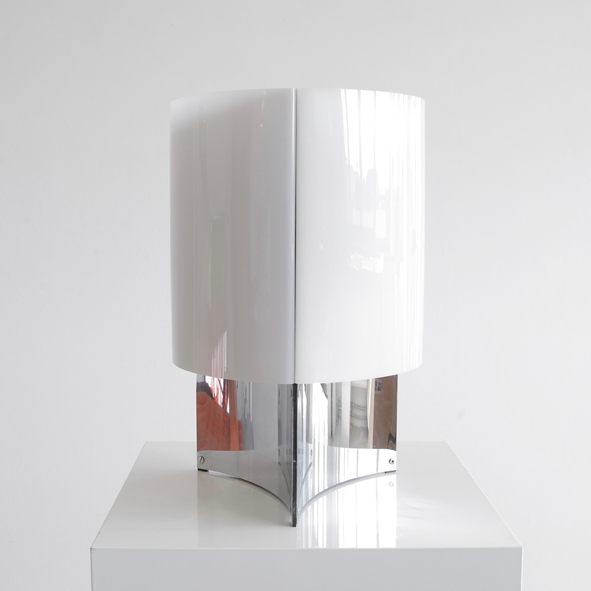 Table lamp 526, designed by Massimo Vignelli. Italy, Arteluce, 1965.

Chromed metal base with opaque perspex diffuser, divided into three sections. Includes 3 E14 light sockets.

Please note: All lighting fixtures will require a professional check