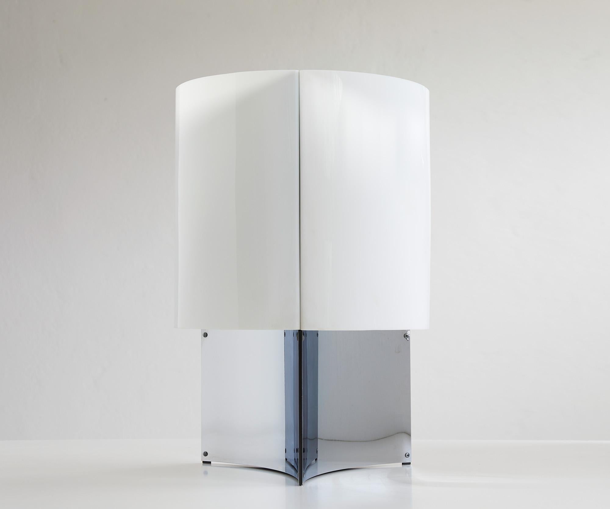 Table lamp 526g by Massimo Vignelli, Ed. Arteluce 1965

The Italian designer Massimo Vignelli was among the few designers to have been edited by Arteluce alongside Gino Sarfatti who had founded the company.

This elegant lamp features a diffuser in