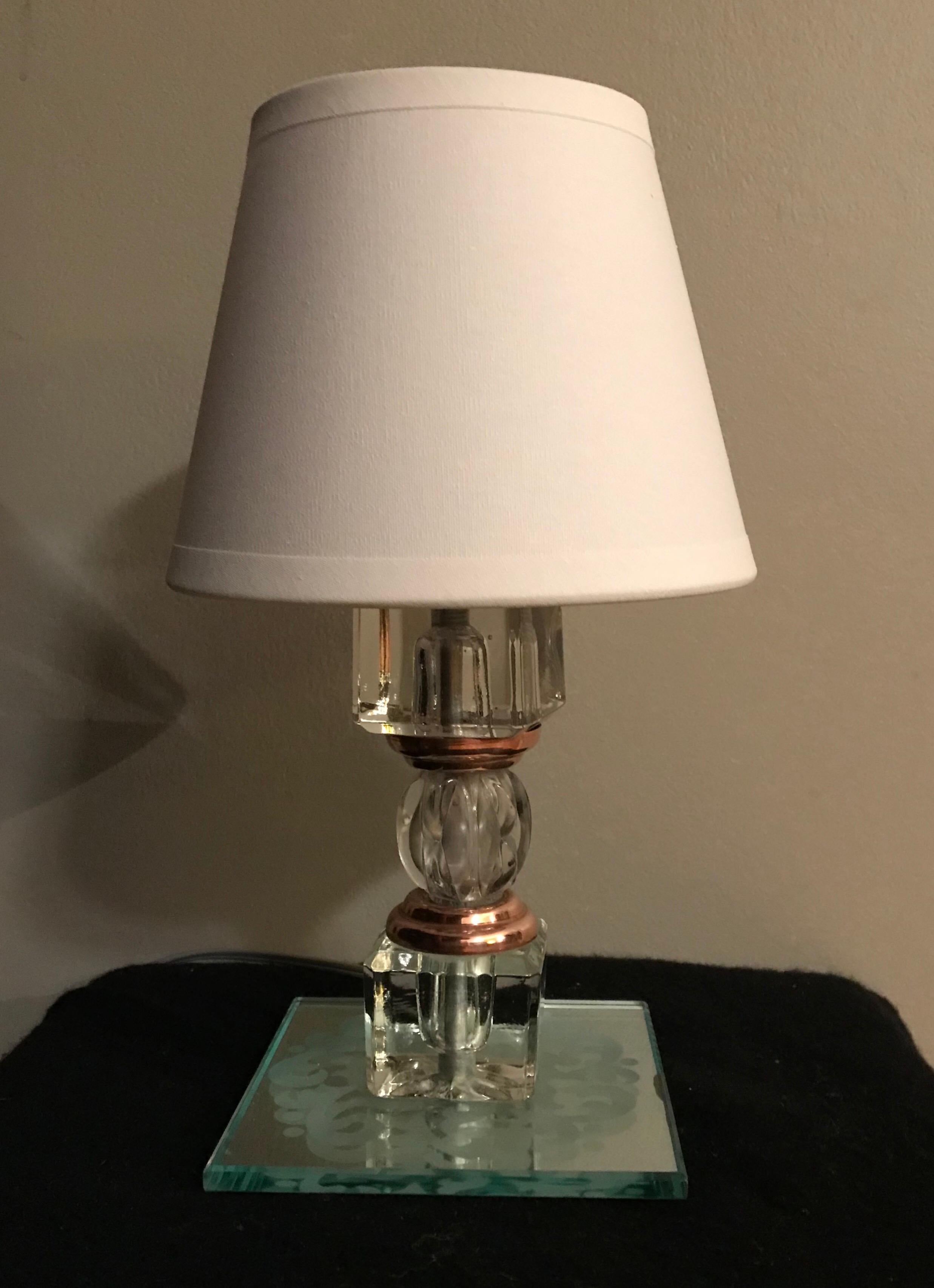 Elegant lamp 2 crystal Adnet style in cut glass and copper with a new cotton lampshade. Very good general condition.
Measures: H 28 cm x d 15.5 cm
Without the lampshade H 21 cm x D 6 cm
Base 12 cm x 12 cm.