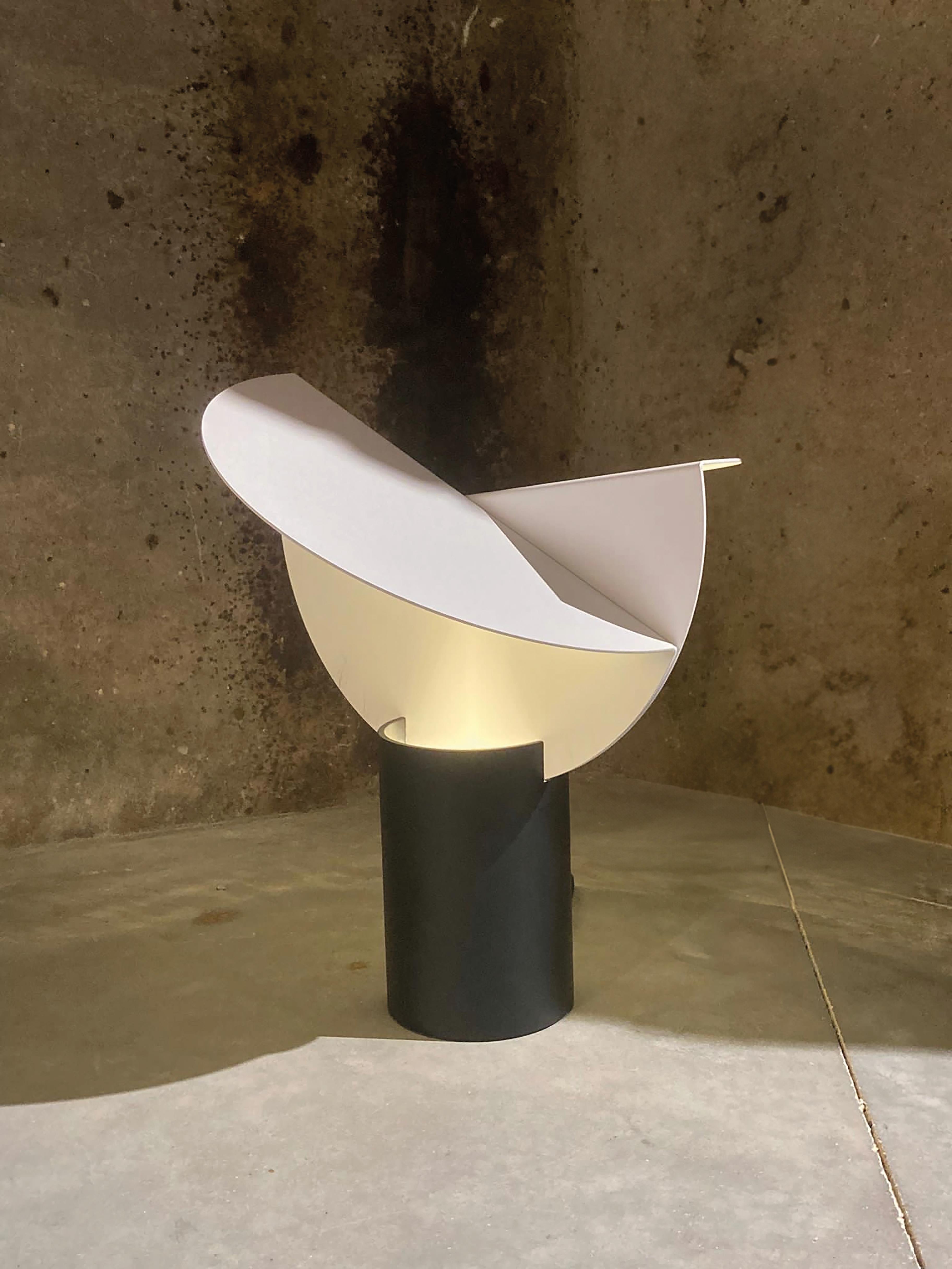 Scultura luminosa Ala Big Black/White, progettata nel 1969. In condizioni ottime in vendita a Hoegaarden, BE