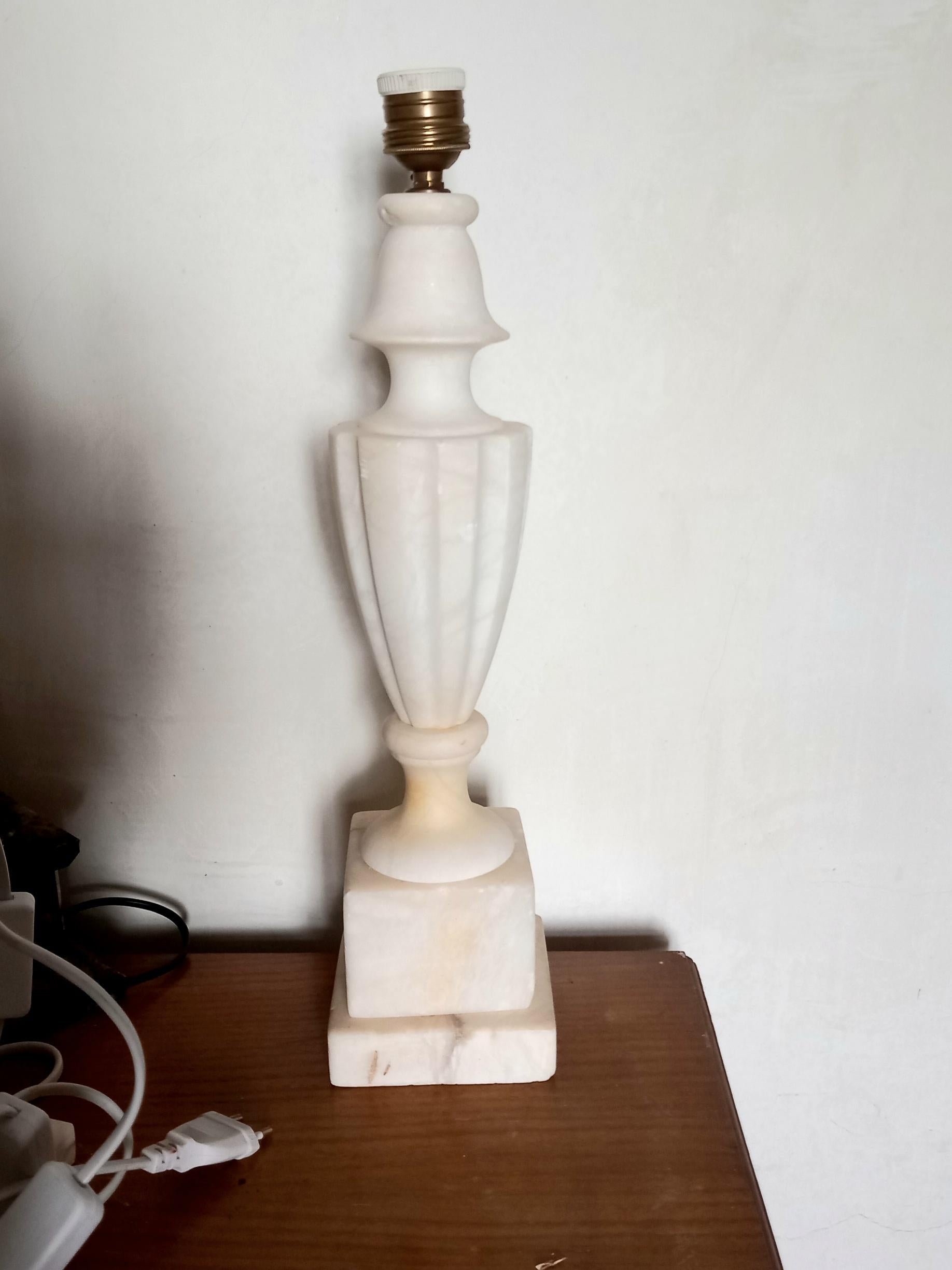 Albâtre Lampe de table Art déco en albâtre ou marbre blanc  Large  Début du 20e siècle en Espagne en vente