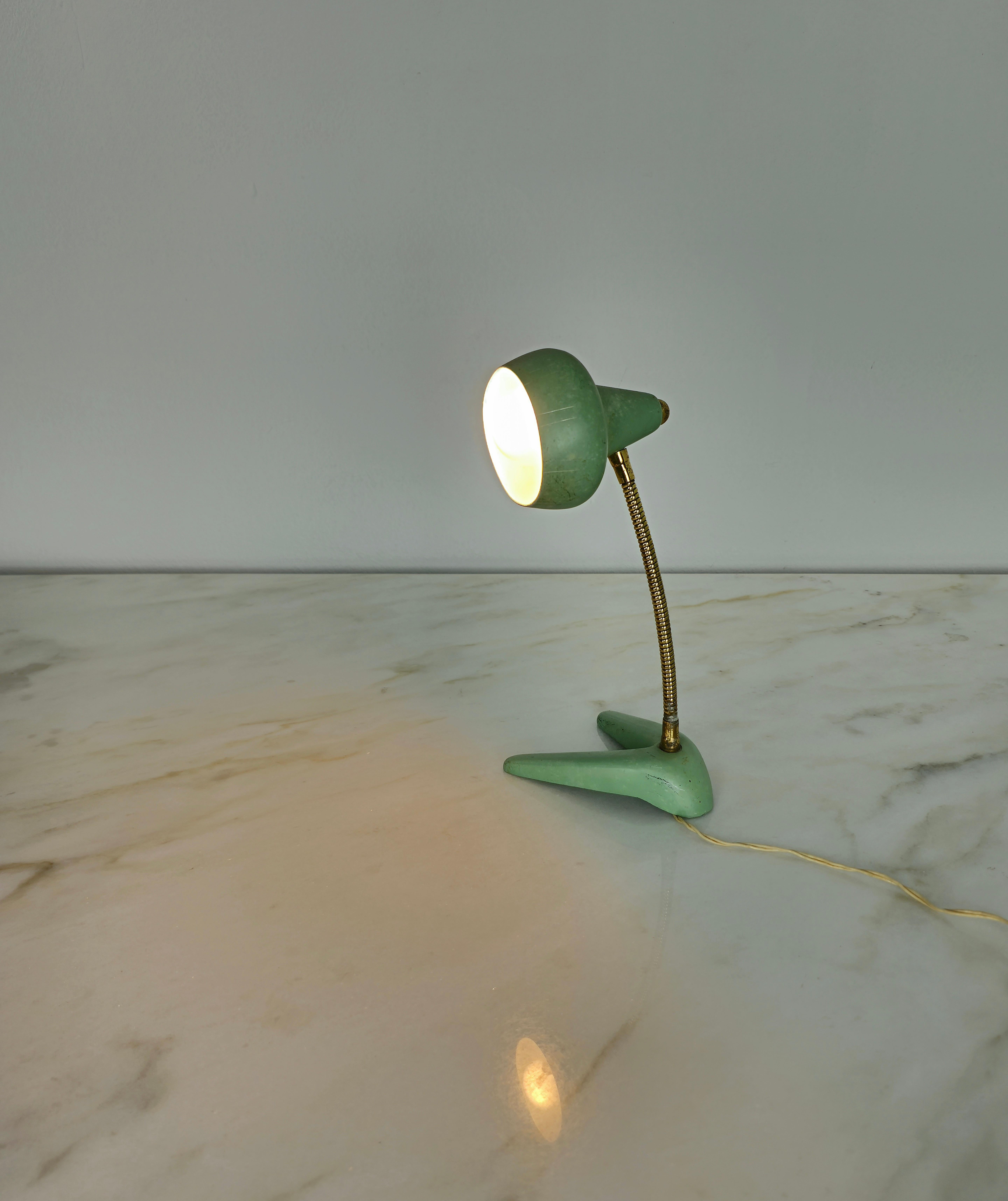 Mid-Century Modern Lampe de table en aluminium laiton réglable Design italien du milieu du siècle, années 1950 en vente