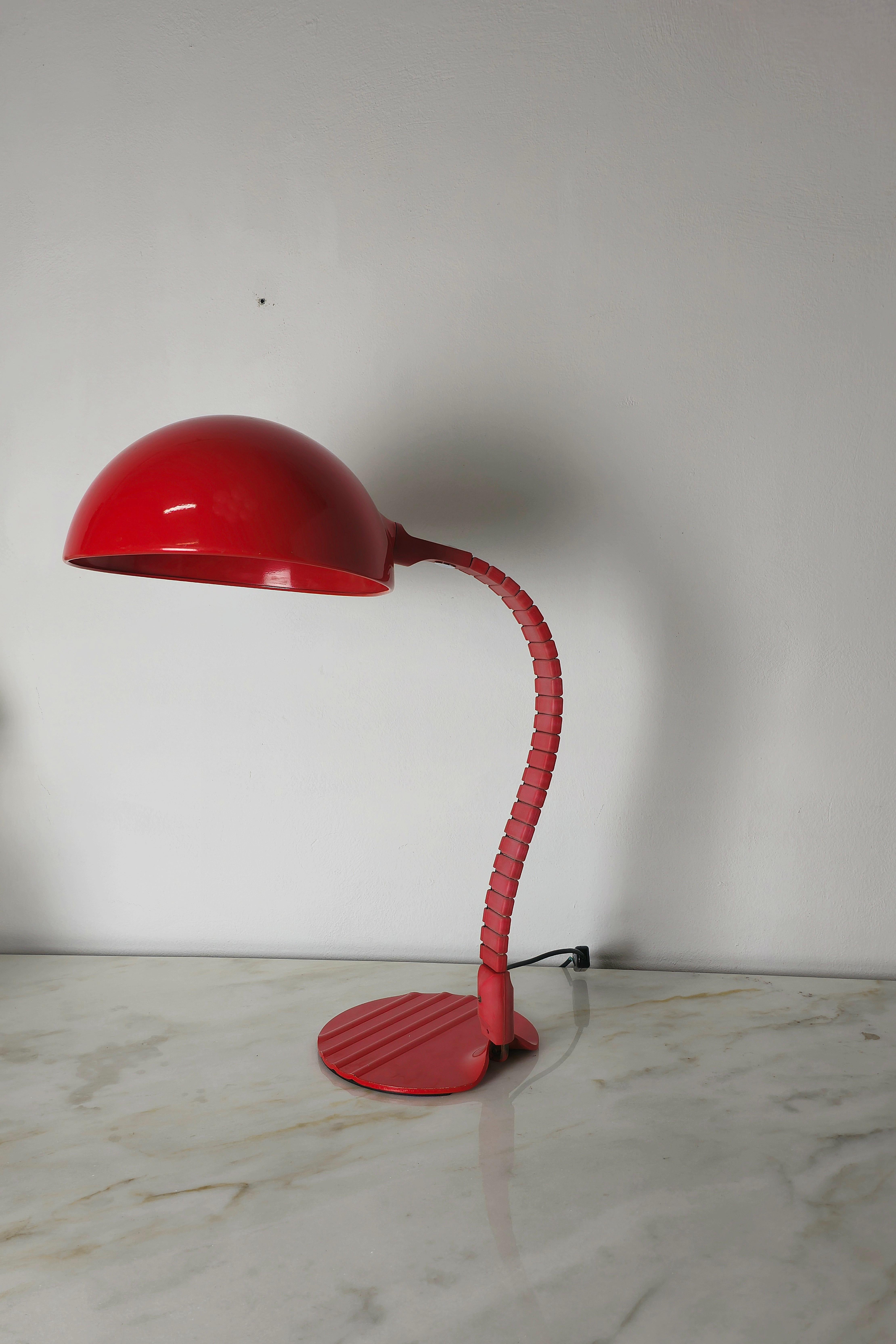 Italian Table Lamp Aluminum Metal Red Elio Martinelli mod. 660 Midcentury Italy 1970s For Sale