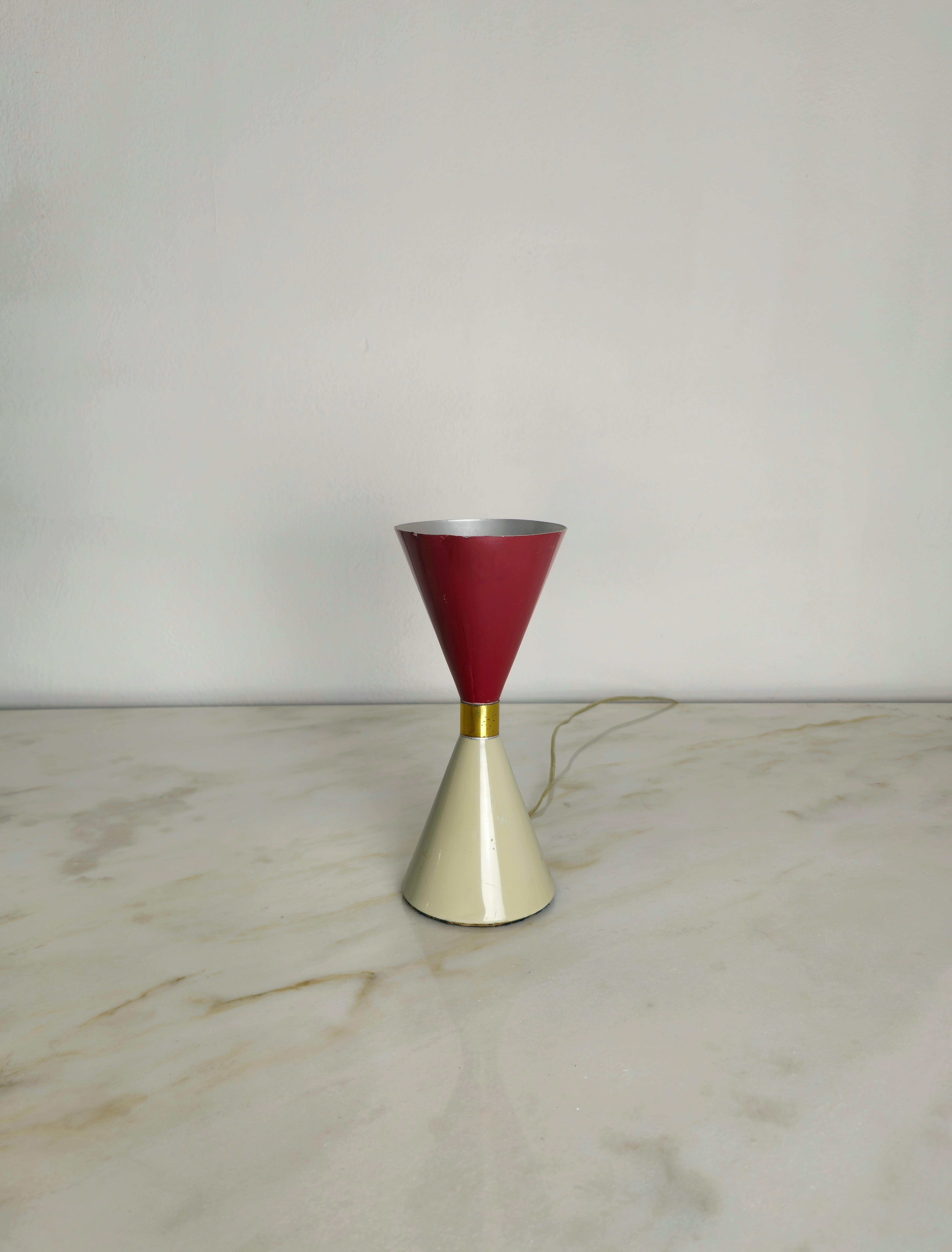 Table lamp with 1 E27 light in the Arredoluce style, made in Italy in the 1950s.
The hourglass-shaped lamp was made of enamelled aluminum in shades of red and gray.



Note: We try to offer our customers an excellent service even in shipments all