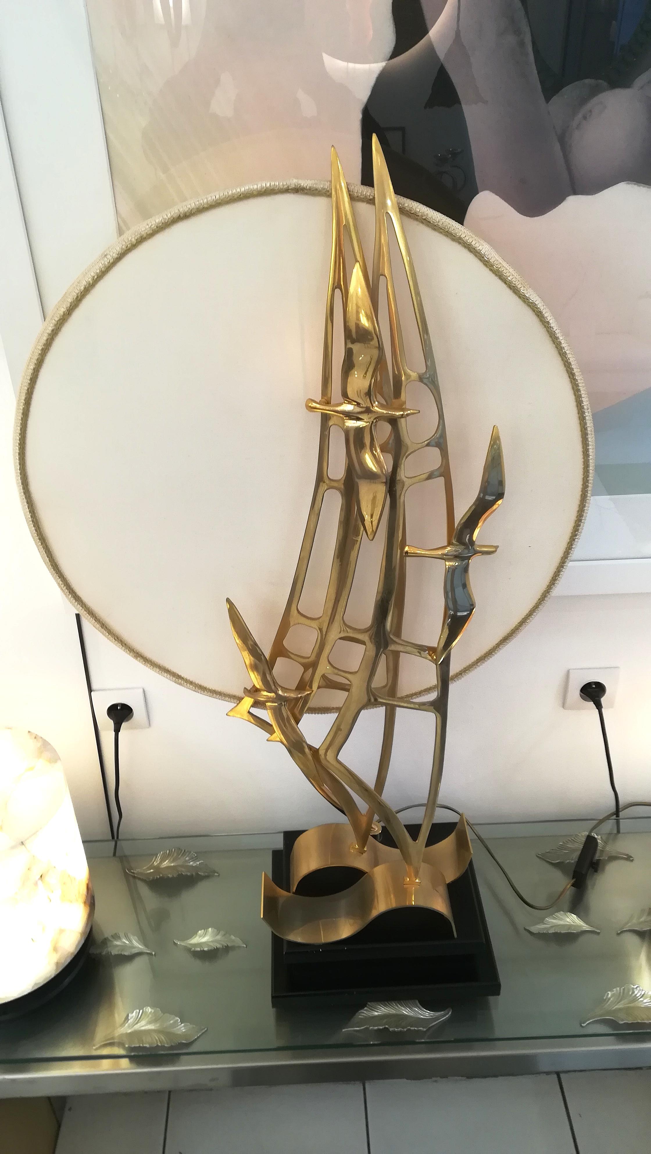 Table lamp and sculpture with sea birds by Emilio Lancia, in metal, gold patinated, depicting sea birds signed, circa 1960-1970
Wooden base
Measures: W: without lampshade 30cm.