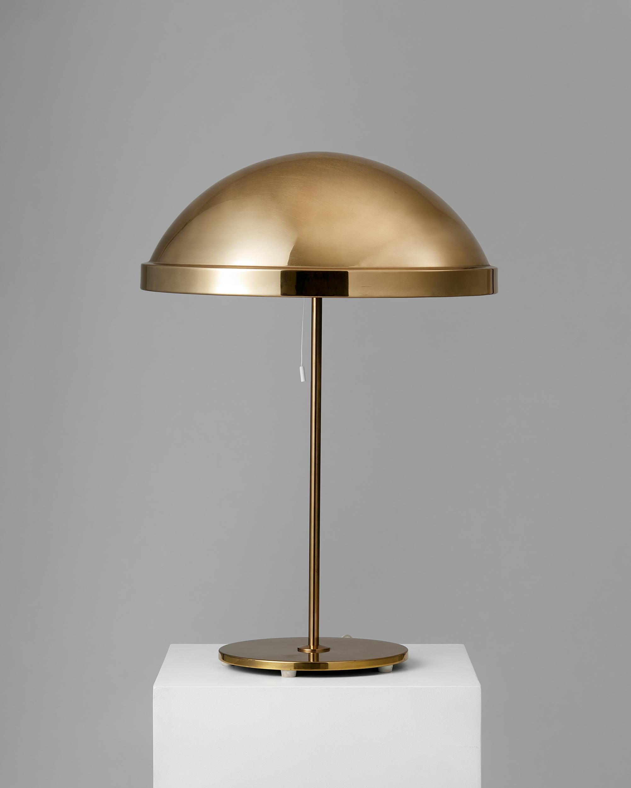 Lampe de table, anonyme pour Bergboms,
Suède, années 1960.

En laiton.

Estampillé.

Hauteur totale : 70 cm
Hauteur de l'abat-jour : 19 cm
Diamètre de l'abat-jour : 43 cm
Diamètre de la base : 23 cm