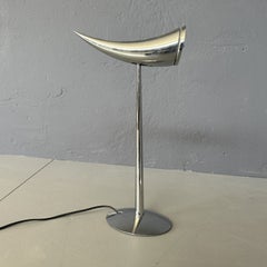 Lampada da tavolo 'ARA', design di Phiiippe Starck per Flos, 1988, acciaio cromato, opera