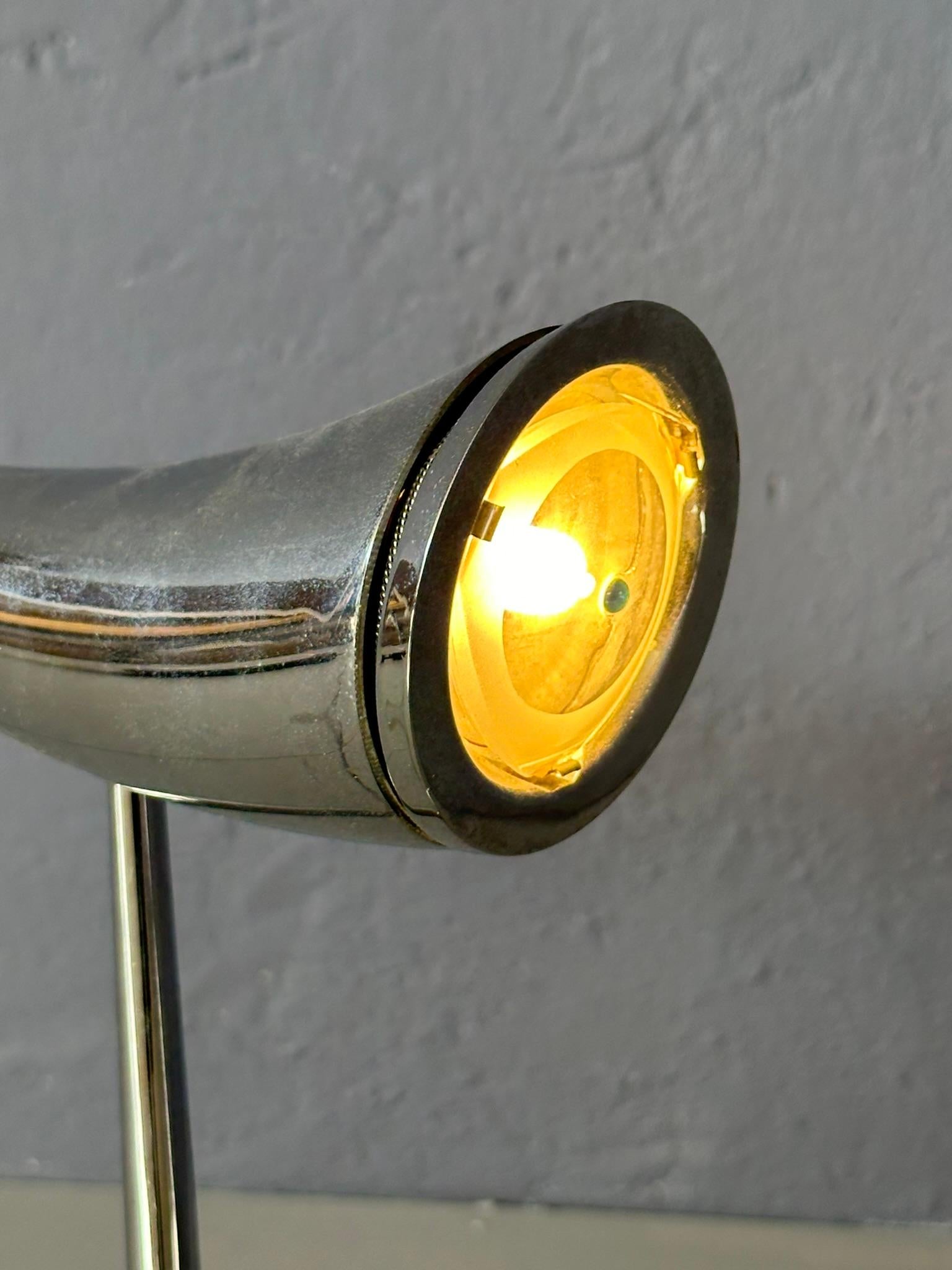Tischlampe „ARA“, entworfen von Phiiippe Starck für Flos, 1988, verchromter Stahl, Werke (Italienisch) im Angebot