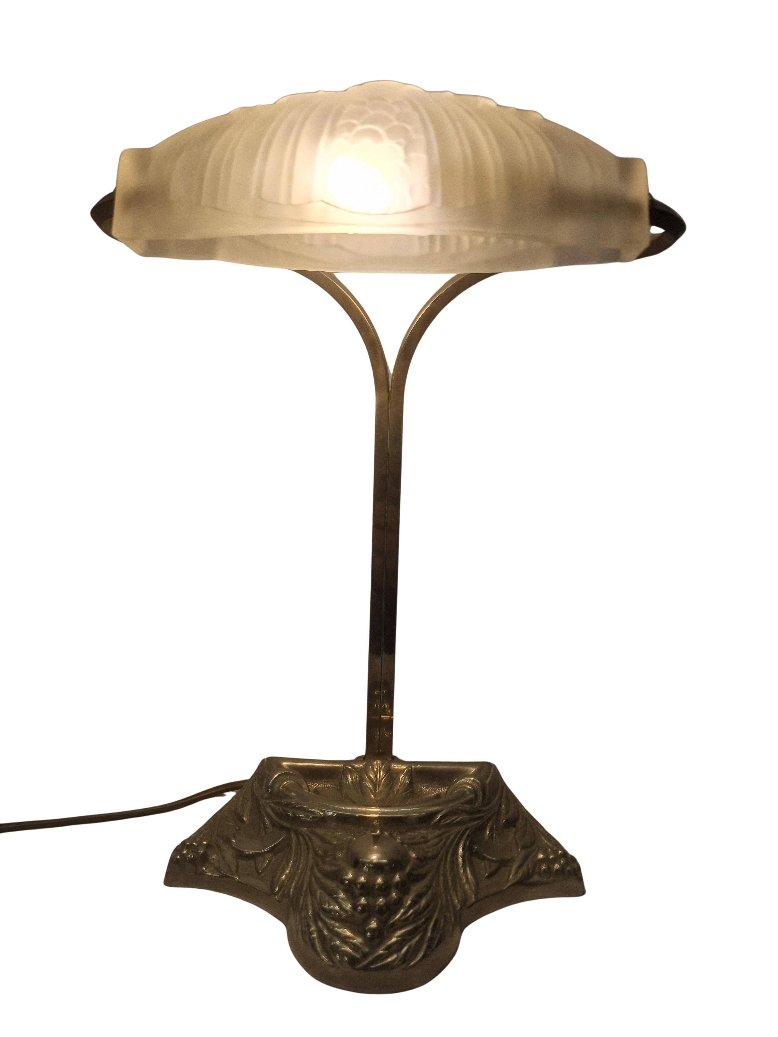 Belle lampe de table, avec un abat-jour pivotant, un original de la période Art Déco, fabriqué en Italie dans les années 1940.

La lampe se compose d'un socle en métal chromé et d'un abat-jour en verre épais qui peut être pivoté vers l'avant ou vers