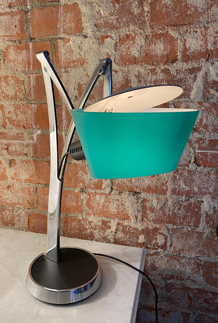Table lamp attribuite to Fontana Arte, it is a fairly rare lamp and in perfect condition. The switch is to the touch, by touching the small metal wire that can be seen in one of the photos and in the video. Both the green glass that reflects