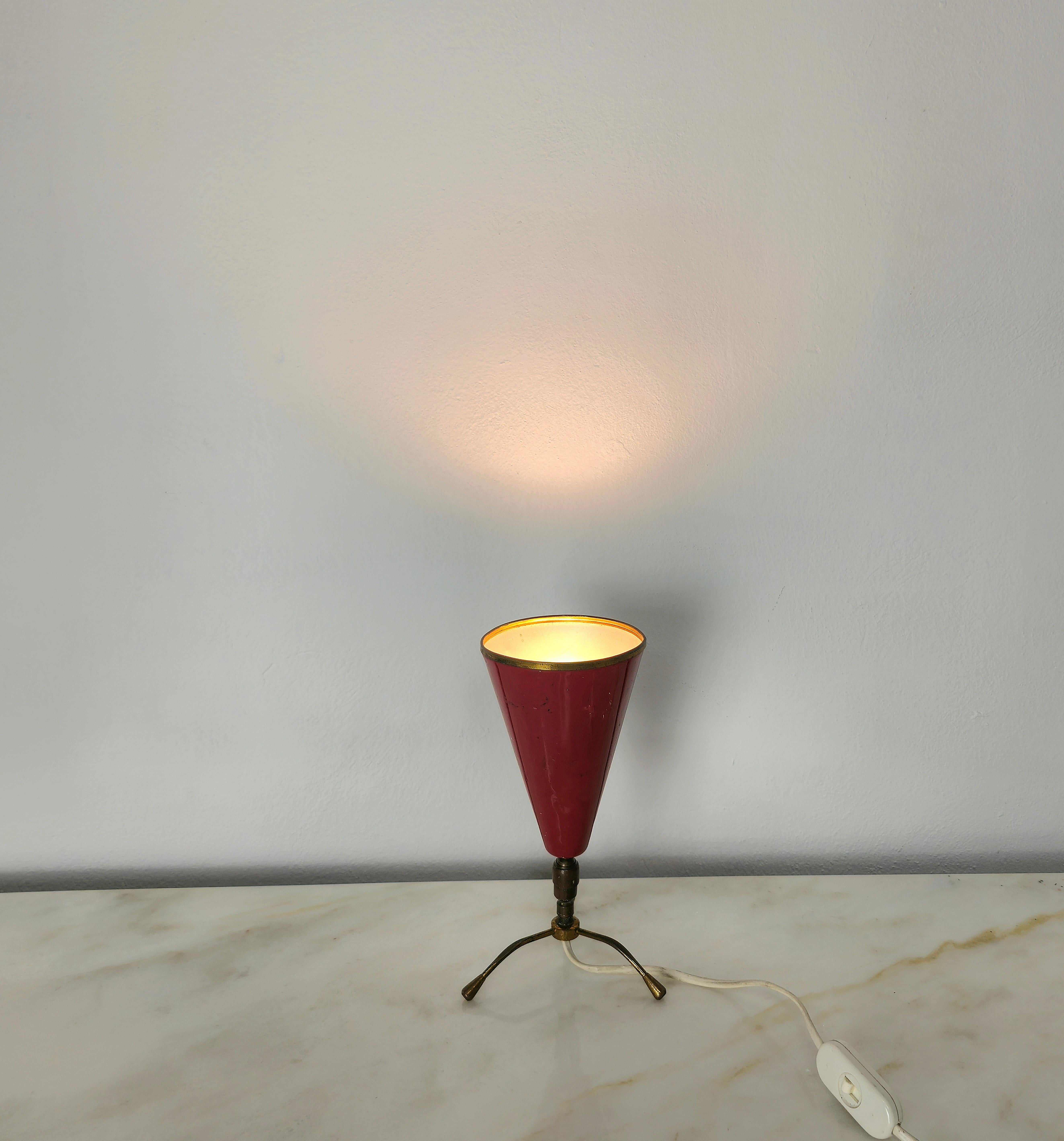 Lampe de table tripode avec 1 lumière E14 attribuable à Arredoluce en aluminium émaillé rouge et laiton. La particularité de cette lampe est le joint en laiton qui permet d'orienter le diffuseur conique comme on le souhaite.



Note : Nous essayons