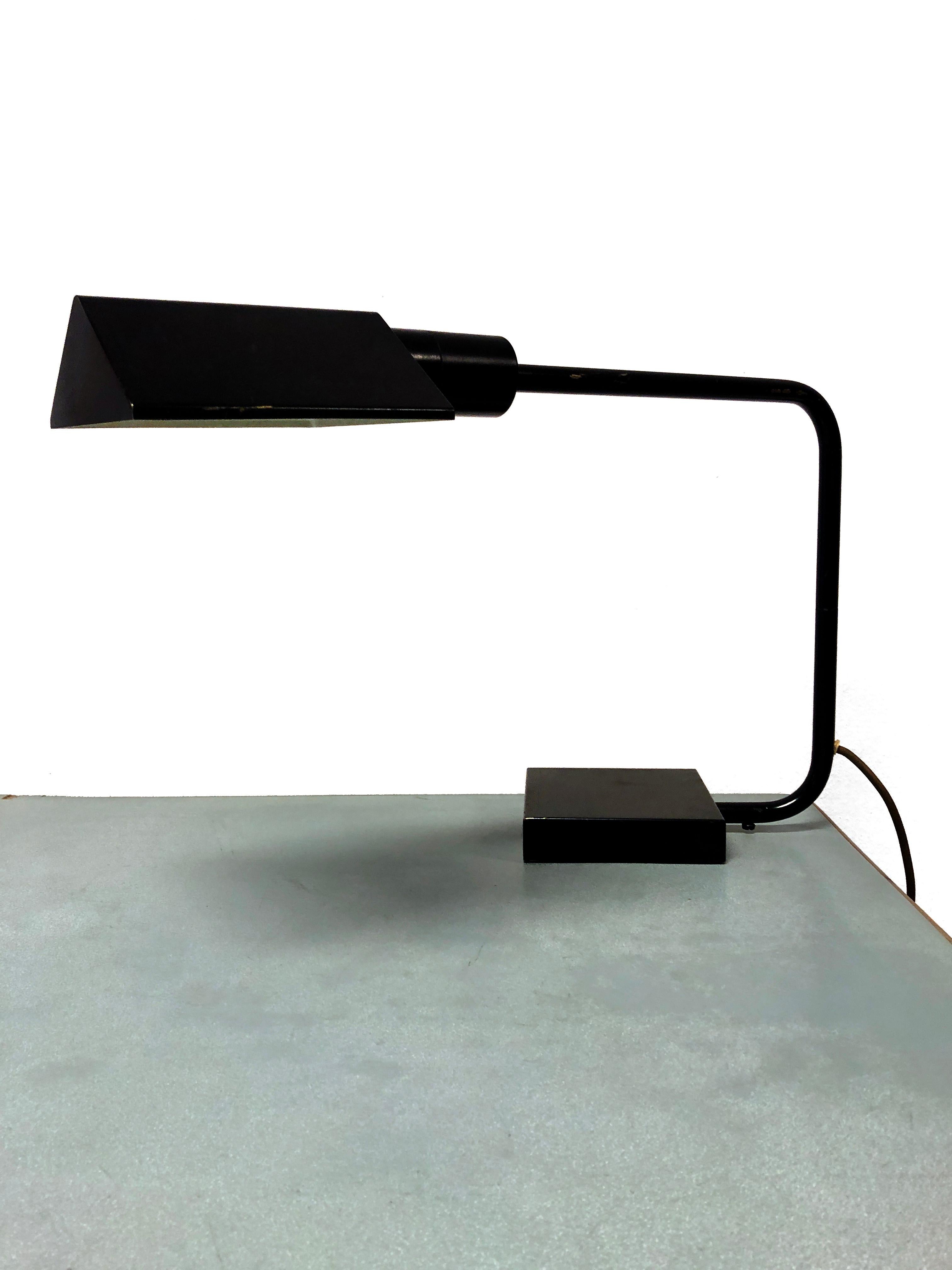 A black powder-coated brass lamp, with swing arm, with heavy base. Style attribute to Koch and Lowy.
* The cable of this item may be original and might need replacement, if not specified otherwise.