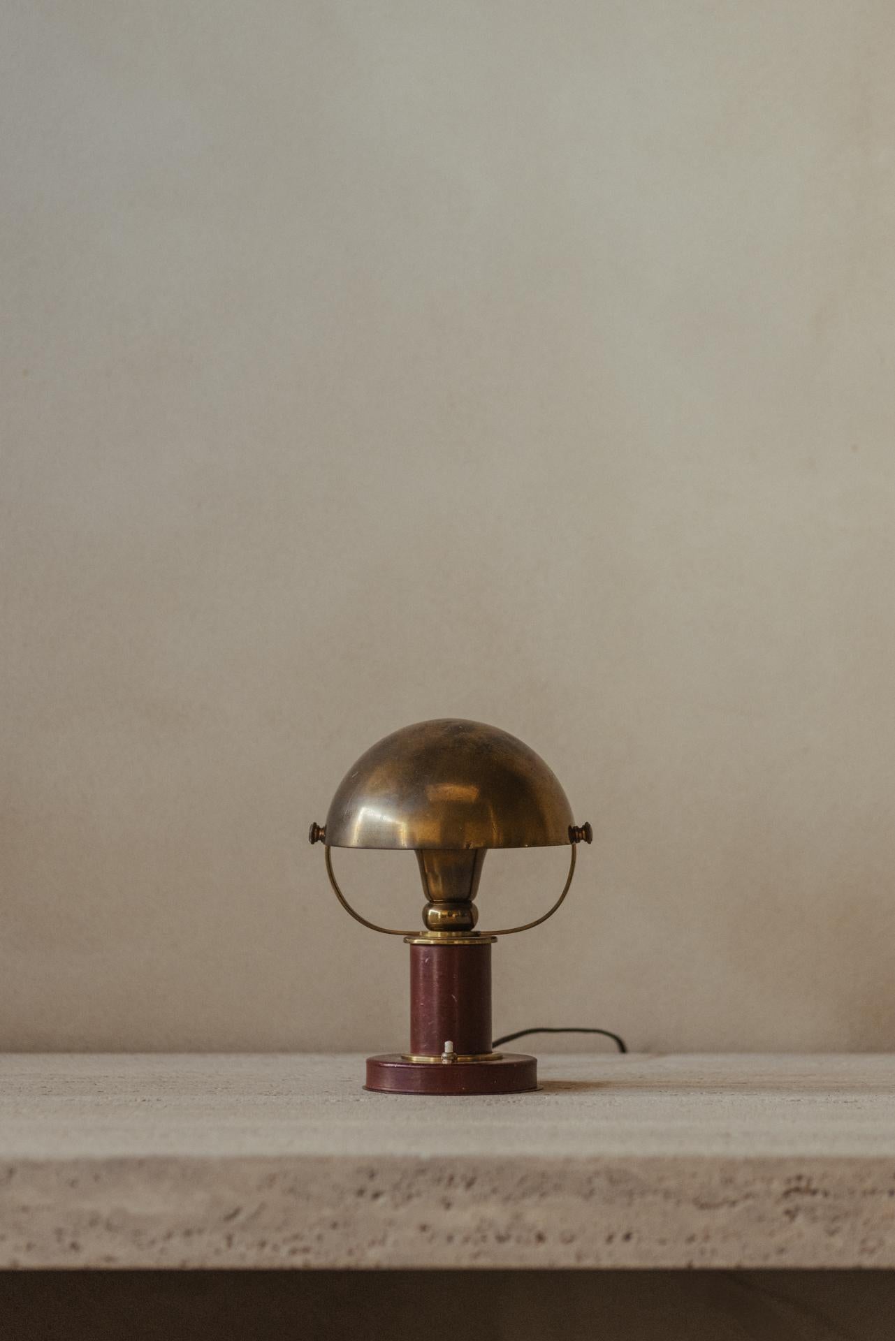 A rare and refined table lamp attributed to Paul Dupré-Lafon, likely from an early period before his celebrated Hermès collaborations. This Art Deco masterpiece embodies the elegance and innovation of French modernist design.

The design includes a
