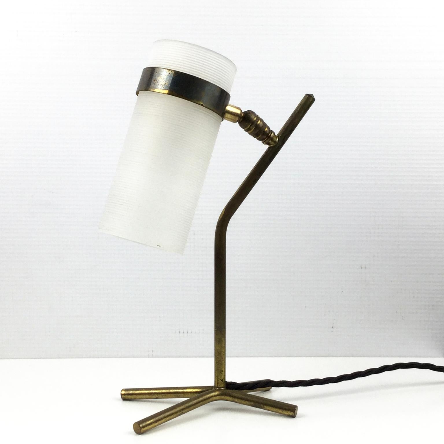 Tischlampe aus den 1950er Jahren, herausgegeben von Maison Caillat und Pierre Guariche in Zusammenarbeit mit Jean Boris Lacroix zugeschrieben.
X-förmiger Sockel aus Messing mit verstellbarem, gestreiften Perplex
Umverdrahtet mit einer kleinen