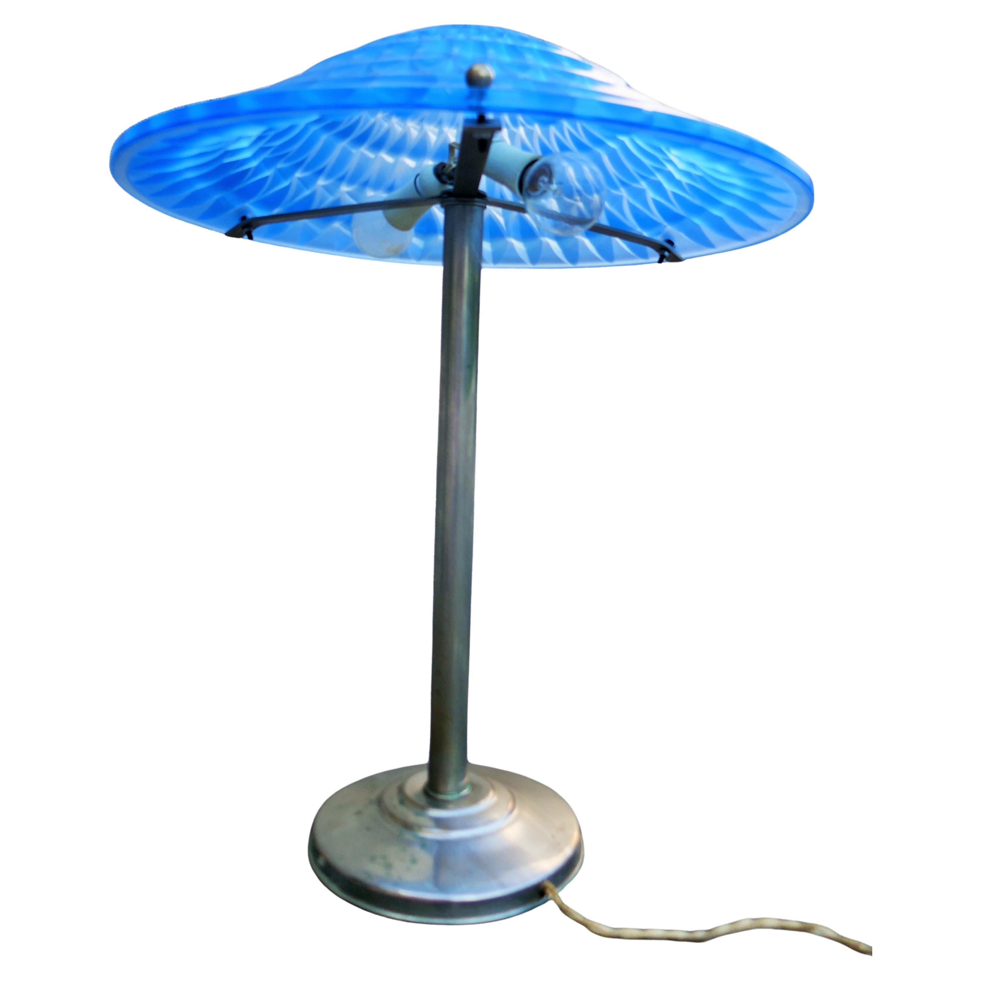 Tischlampe, René Lalique zugeschrieben
Defekt am unteren Teil
Guter Zustand.
Dankeschön