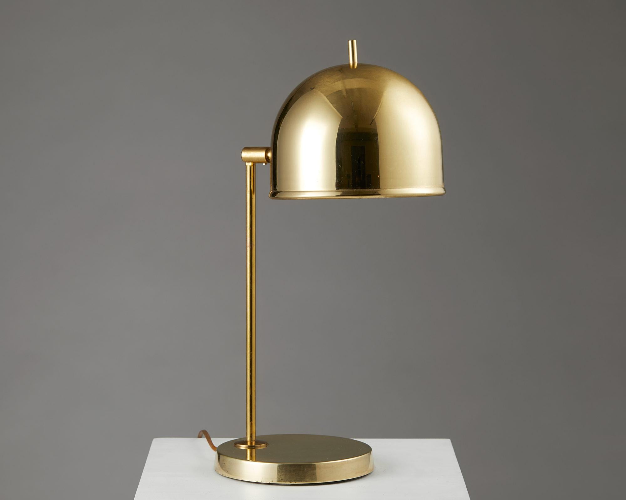 Table lamp B-075, designed by Eje Ahlgren for Bergboms, Sweden, 1960s

Polished brass.

H: 50 cm
Diameter: 23 cm
