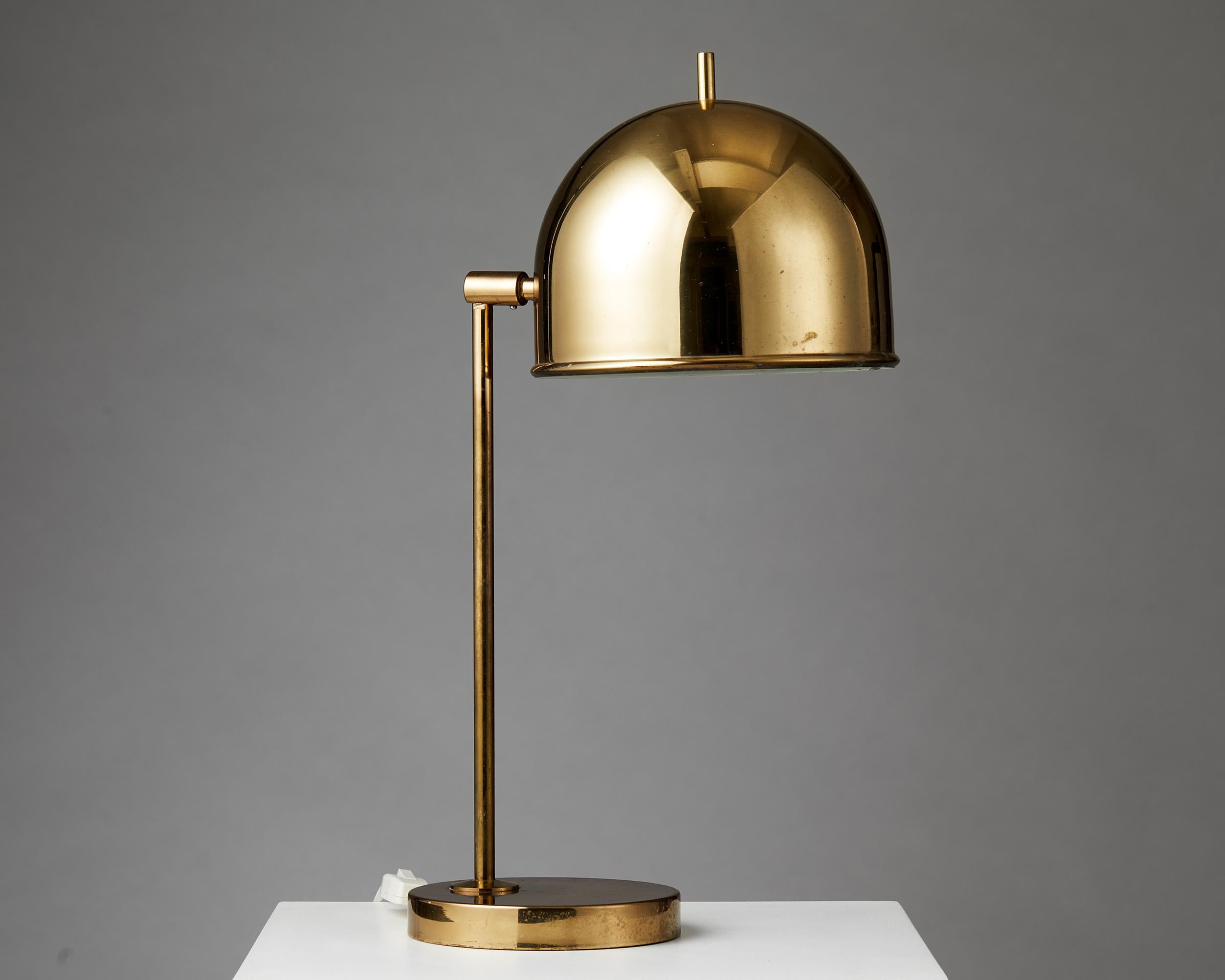 Table lamp B-075, designed by Eje Ahlgren for Bergboms,
Sweden. 1960´s.
Polished brass.
Stamped ‘Bergbom B-075 B-075’

With its bulbous shape, this playful lamp’s intriguing proportions make it a unique Scandinavian collectable. Model B-075 is very