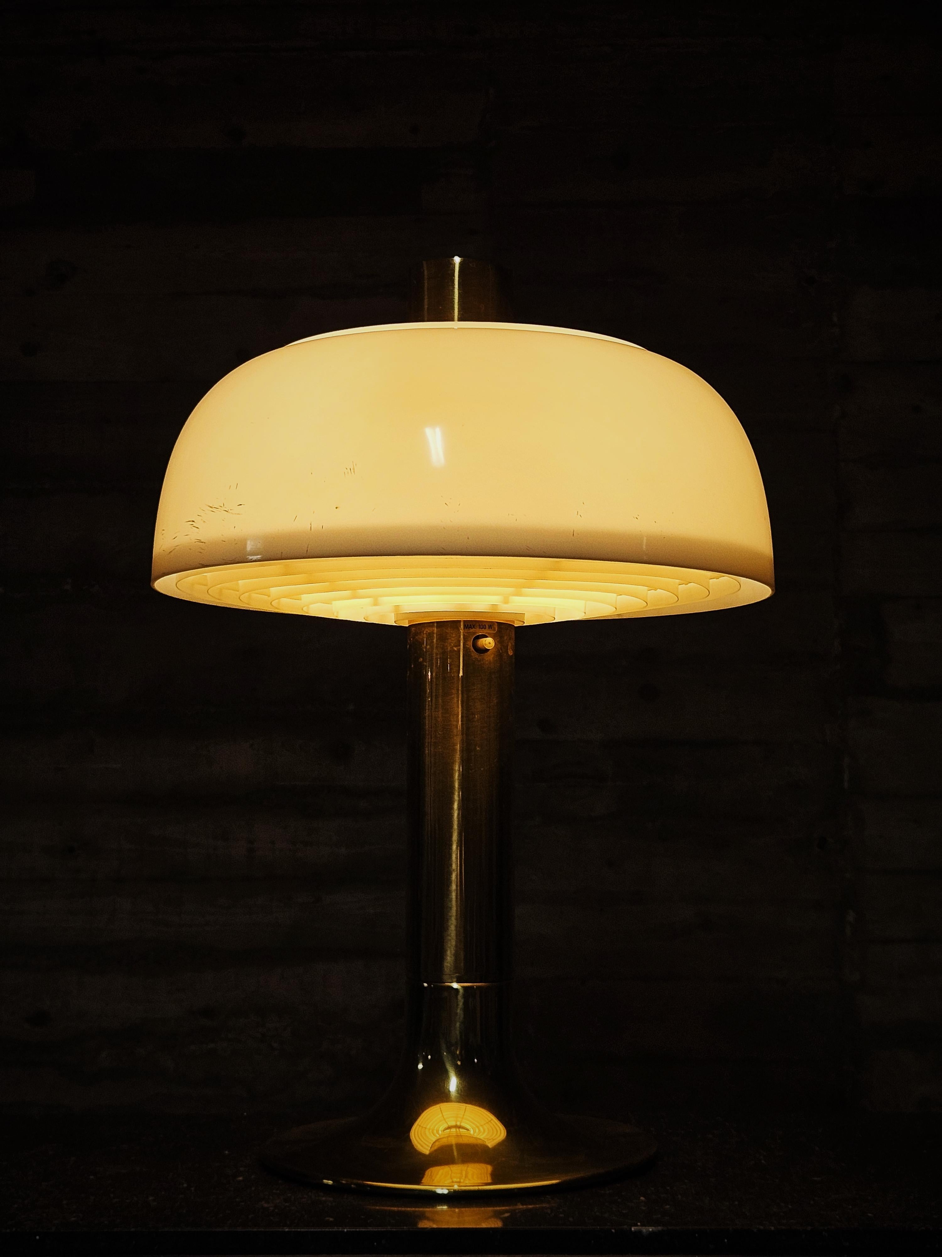 Lampe de table rare du milieu du siècle, modèle B-205 conçu par Hans-Agne Agnes.

Produit par Hans-Agne Jakobsson à Markaryd, Suède.

Quelques usures sur la nuance sous forme de rayures. 