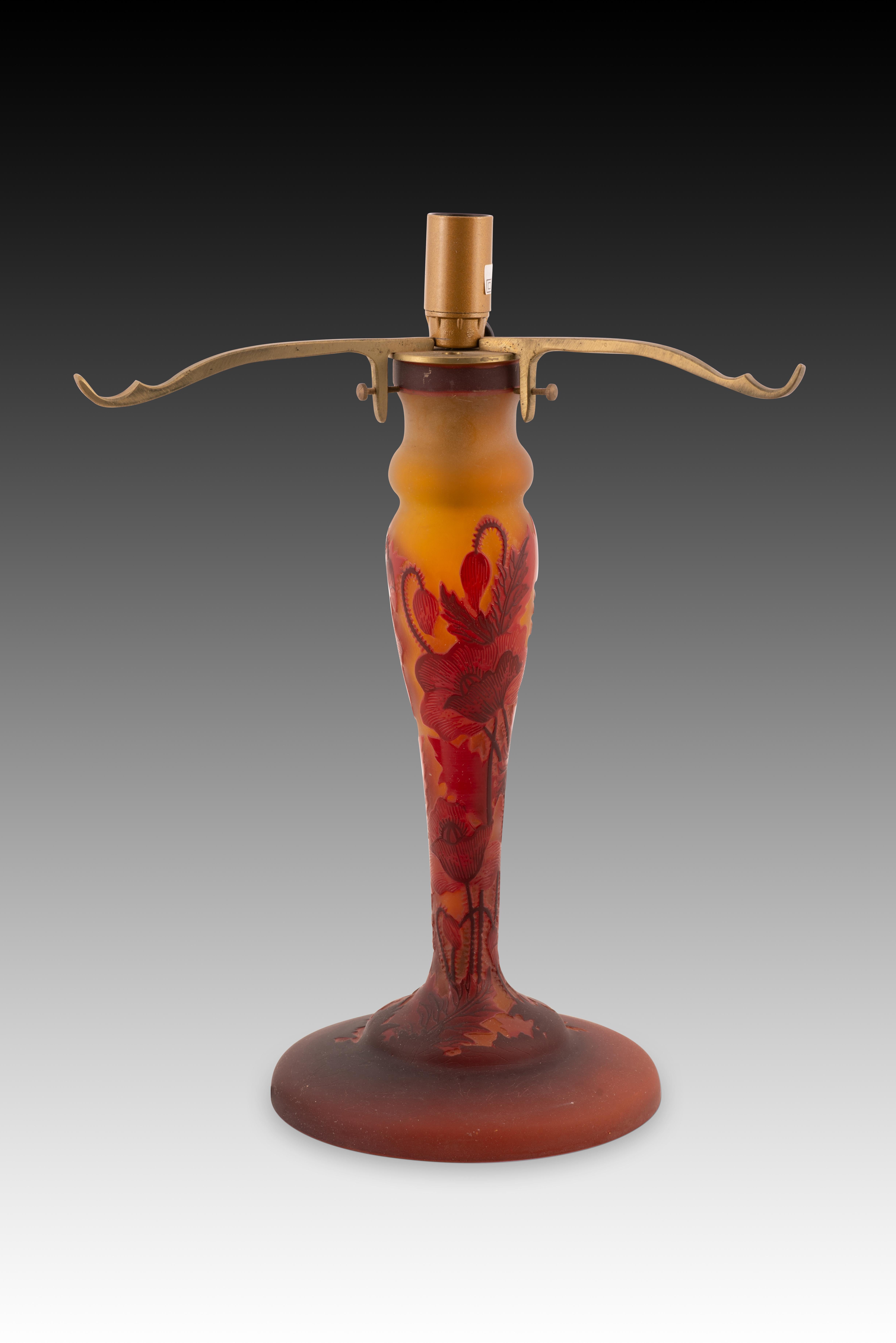  Base de lampe de table. Verre, métal. 20e siècle, d'après des modèles Art nouveau. 
Base de lampe de table en verre coloré rappelant les modèles d'Emile Gallé, présentant un décor de feuilles et de fleurs clairement inspiré de l'Art nouveau