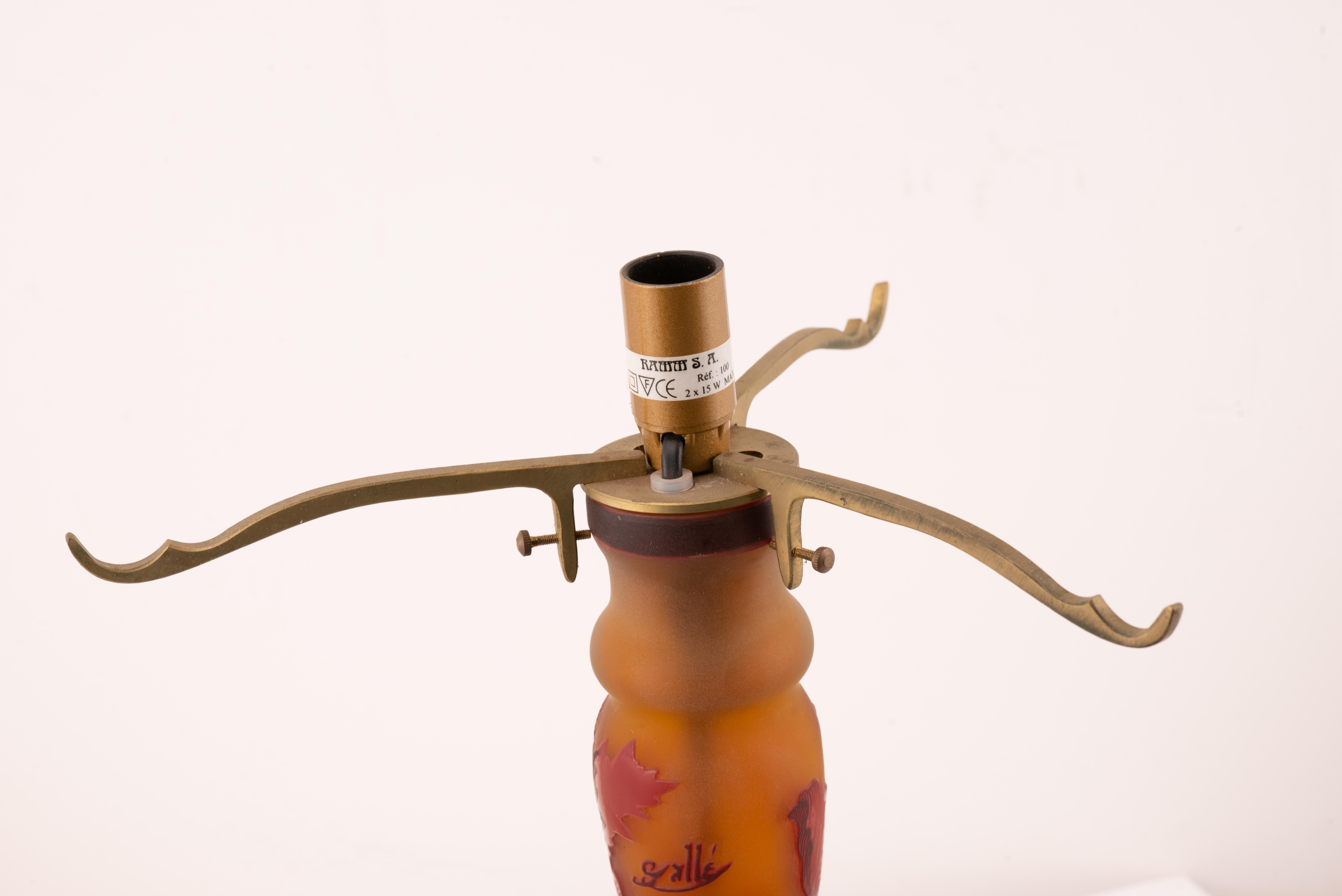 Autre Base de lampe de table. Verre, métal. 20e siècle, basé sur des modèles Art nouveau. en vente