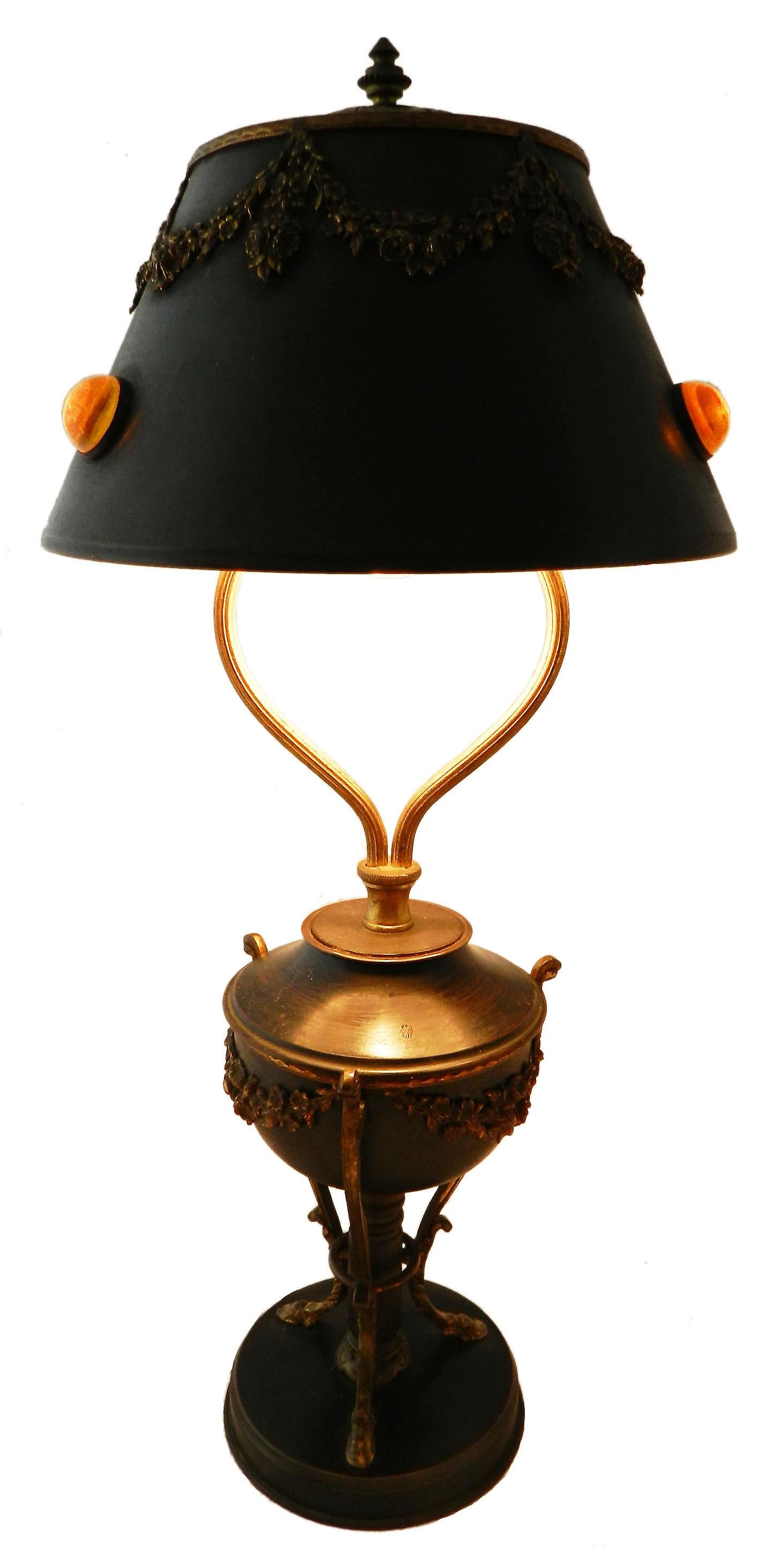 Belle époque Tischlampe Französisch Cabuchons Böhmisch, um 1890
Ungewöhnliche Lampe mit toller Patina
Guter antiker Zustand mit geringen Altersspuren
Diese wird neu verkabelt, um entweder den US-Normen oder den britischen und EU-Normen zu
