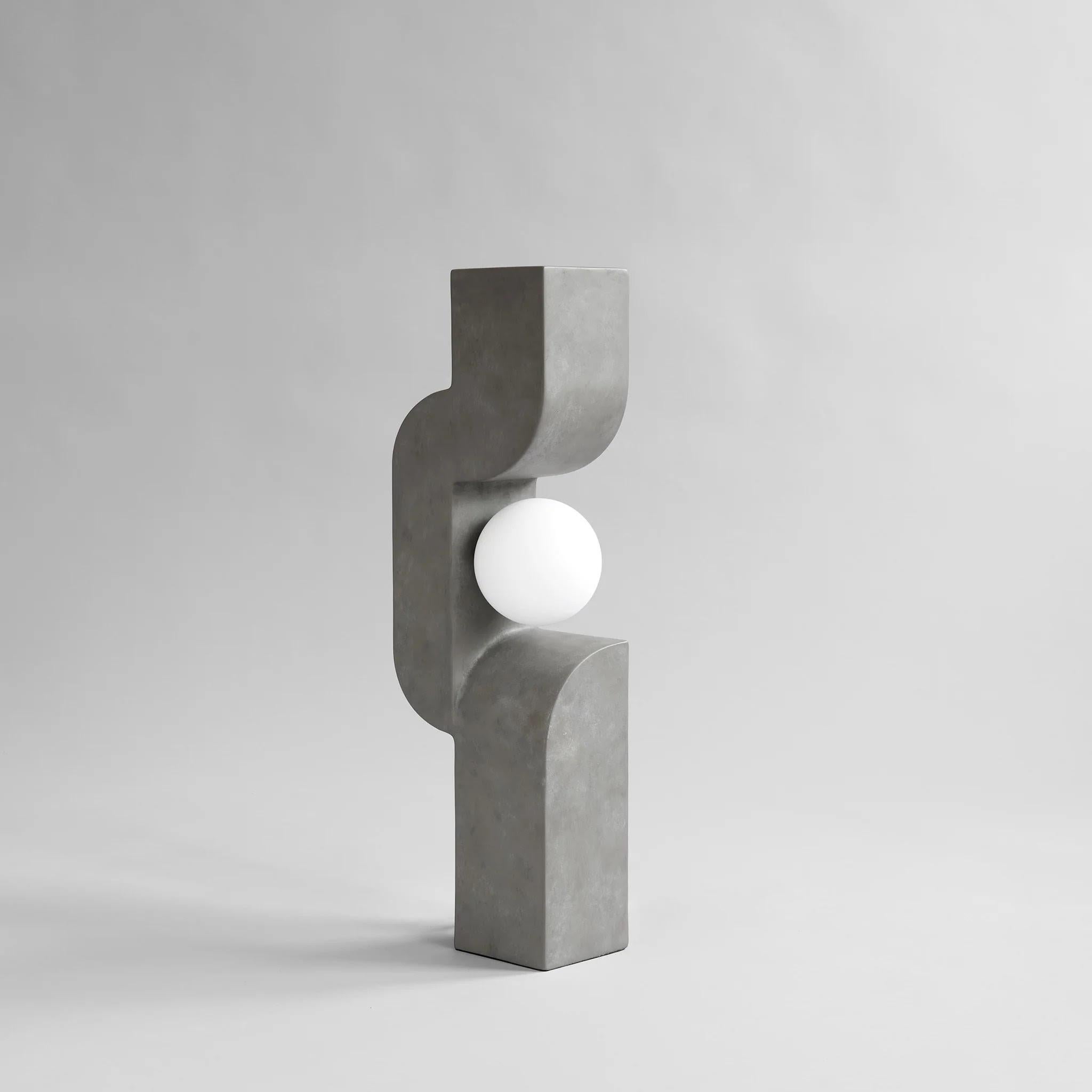 Tischleuchte, Modell Bigli - Dunkelgrau, Keramik, zeitgenössisches Werk.

Diese Tischleuchte, die an die Silhouette eines sitzenden Mannes erinnert, ist eine leuchtende Skulptur mit einer beleuchteten Glaskugel in der Mitte einer spiralförmigen
