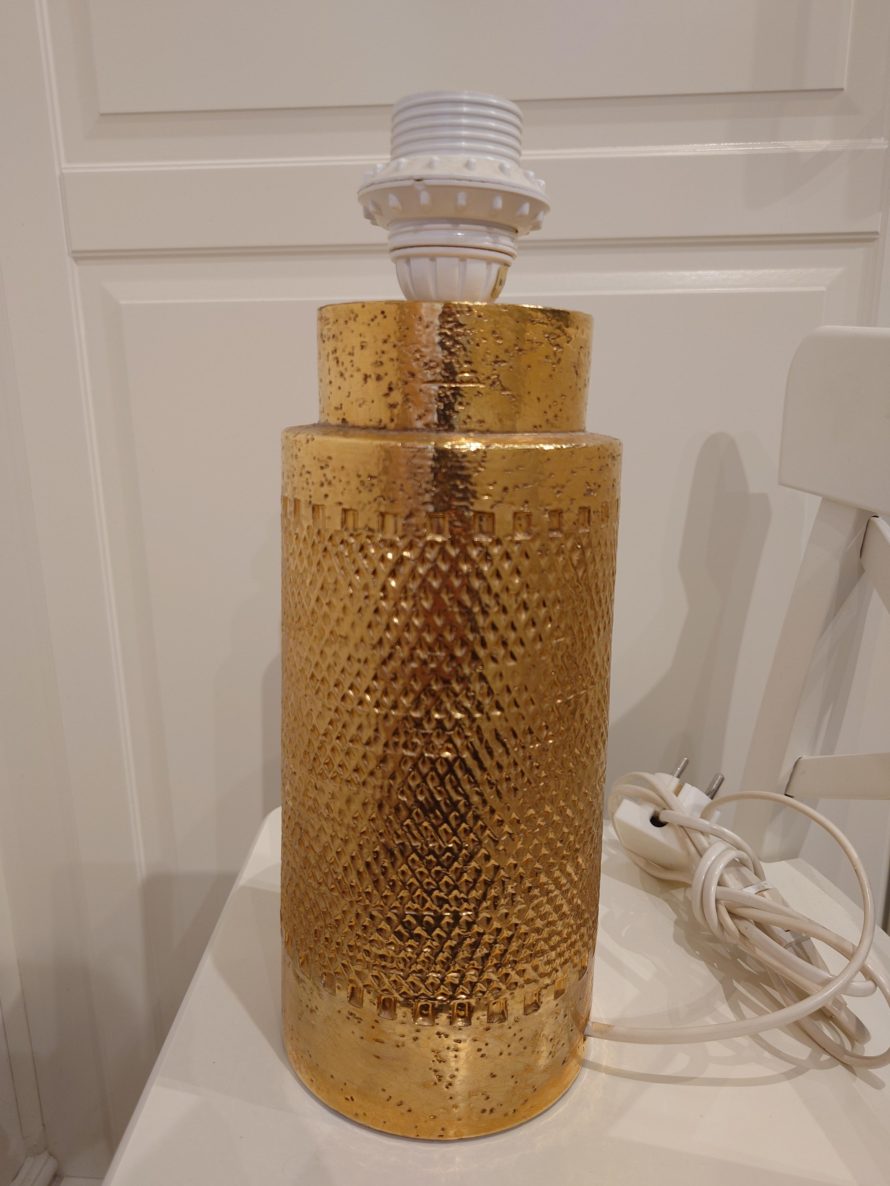 Lámpara de mesa de cerámica dorada fabricada por Bitossi Italia e importada a Suecia por Miranda AB a principios de los años 70

Las pegatinas originales siguen en la parte inferior de la lámpara.

La lámpara tiene una elegante base de cerámica, en