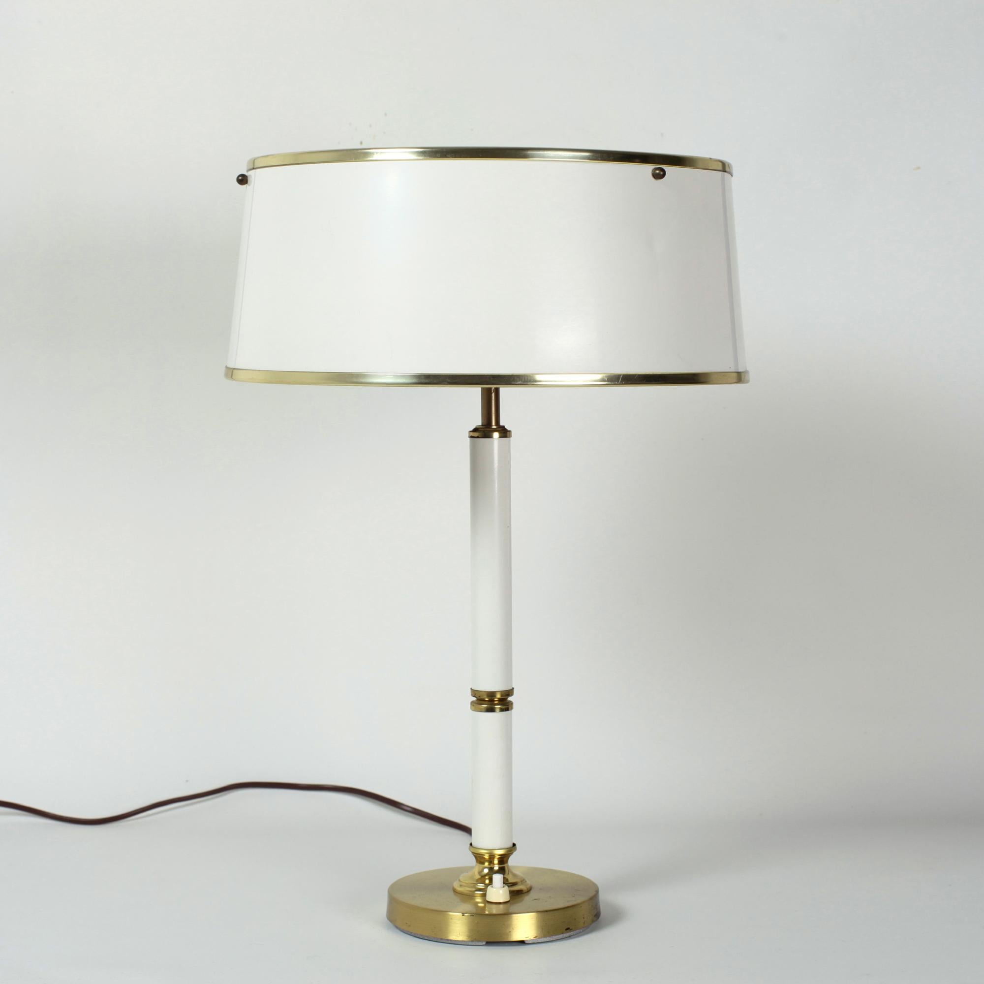 Belle lampe de table ou lampe de bureau en métal laqué blanc et laiton fabriquée par Boréns Borås en Suède dans les années 1970.
Les modèles d'éclairage modernes suédois de Boréns Borås sont éternellement intemporels et d'actualité.
2 ampoules