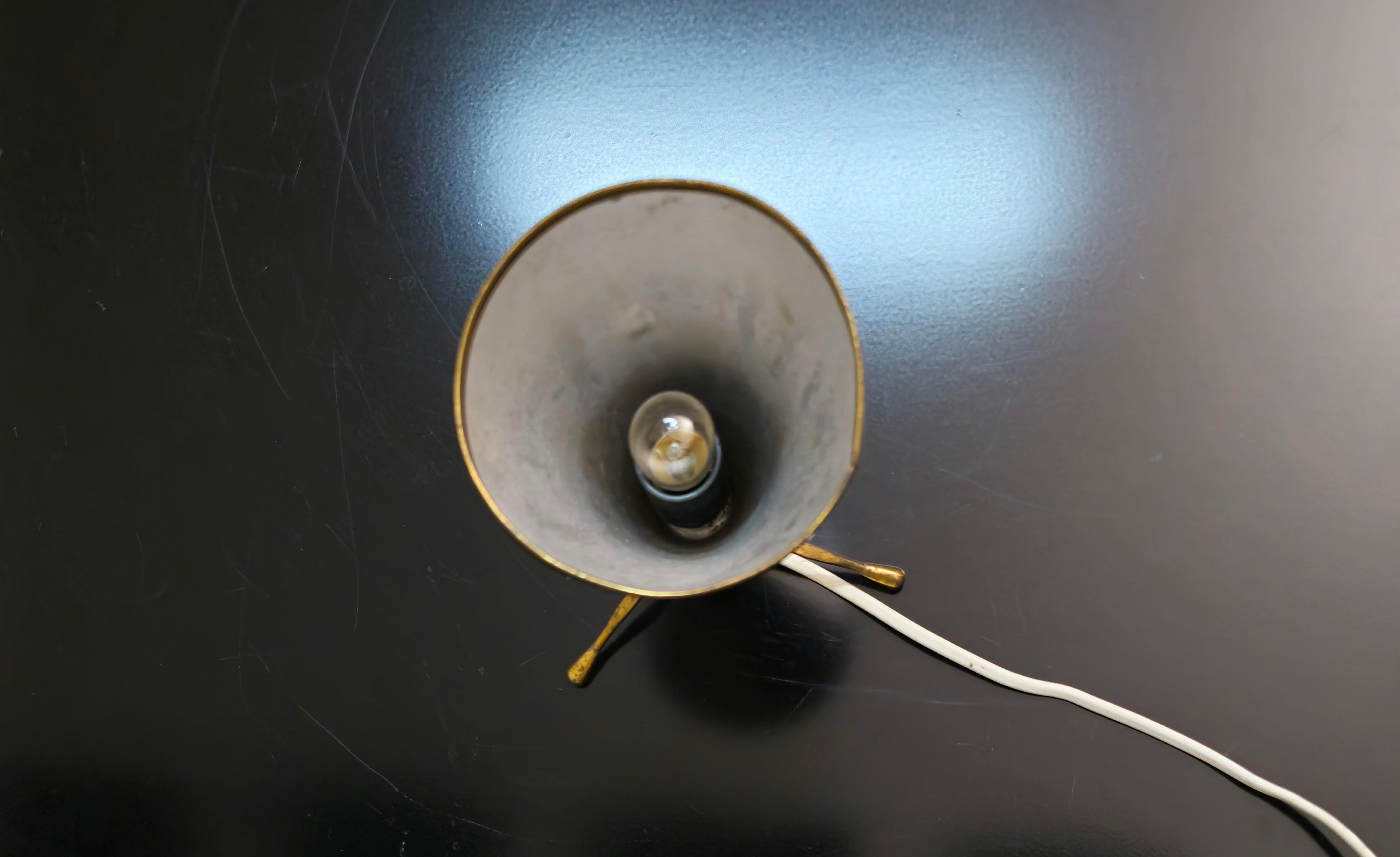 Lampe de table en laiton et aluminium rouge attribuée à Arredoluce Midcentury Italy 50s en vente 2