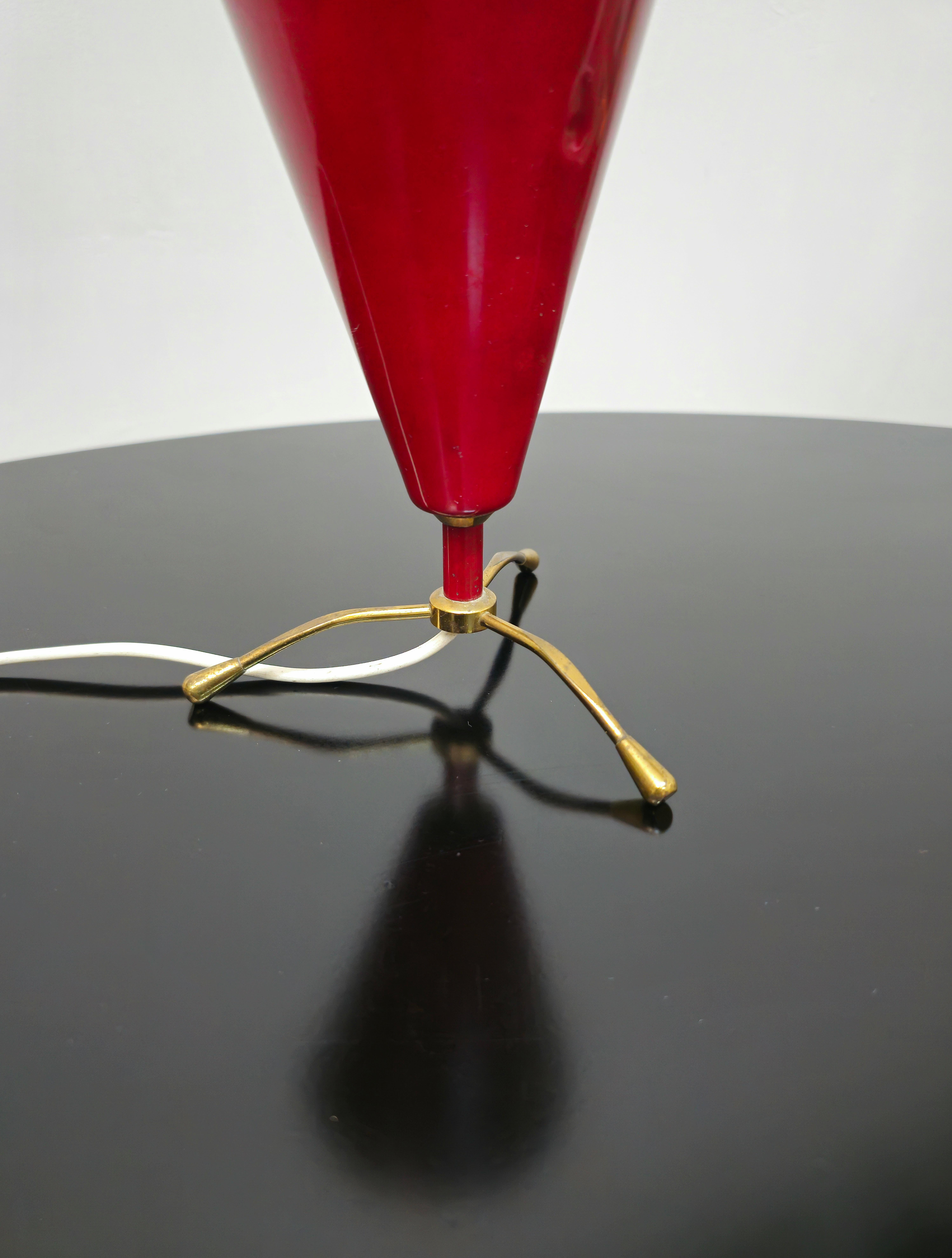 Lampe de table en laiton et aluminium rouge attribuée à Arredoluce Midcentury Italy 50s en vente 5