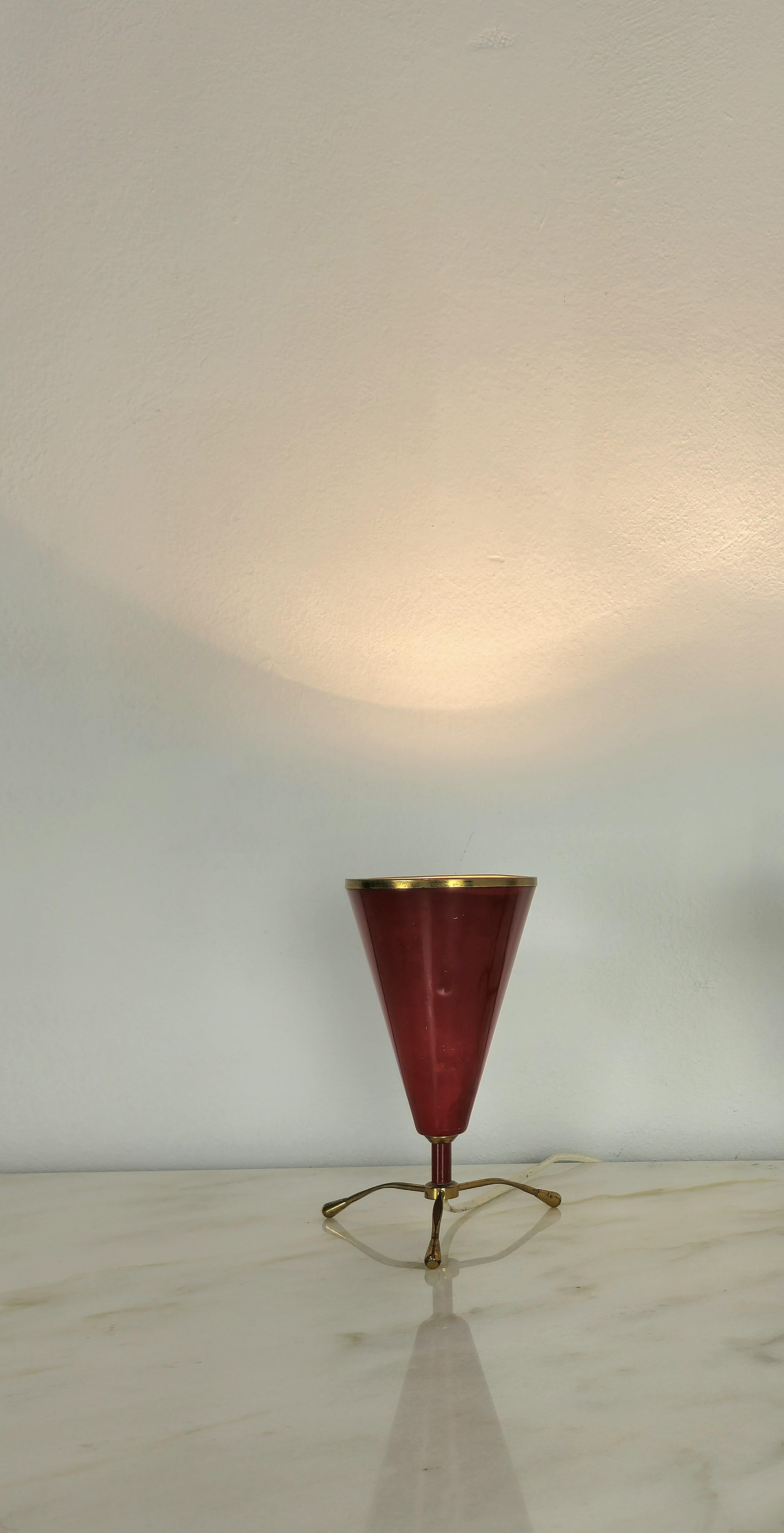Mid-Century Modern Lampe de table en laiton et aluminium rouge attribuée à Arredoluce Midcentury Italy 50s en vente