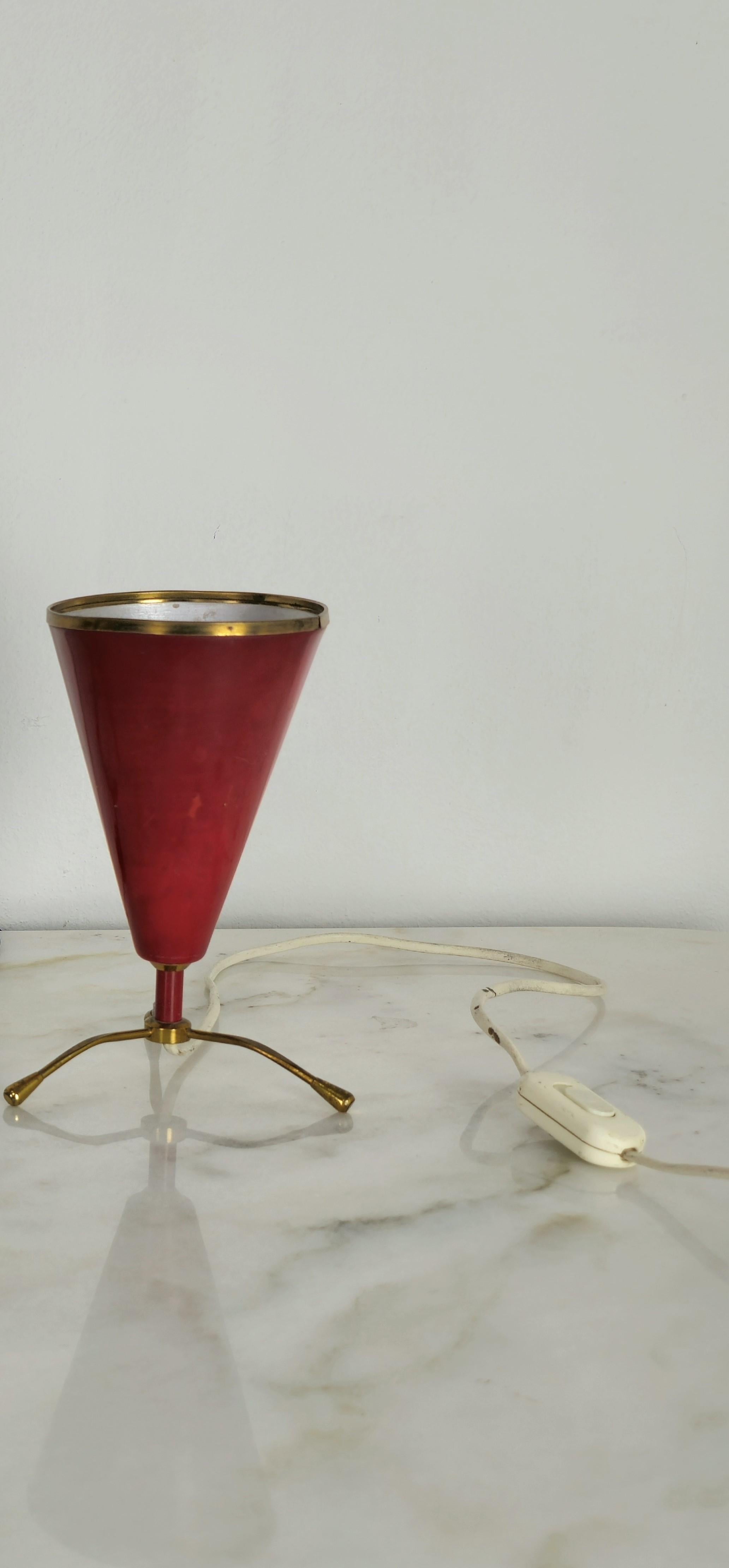 Mid-Century Modern Lampe de table en laiton et aluminium rouge attribuée à Arredoluce Midcentury Italy 50s en vente