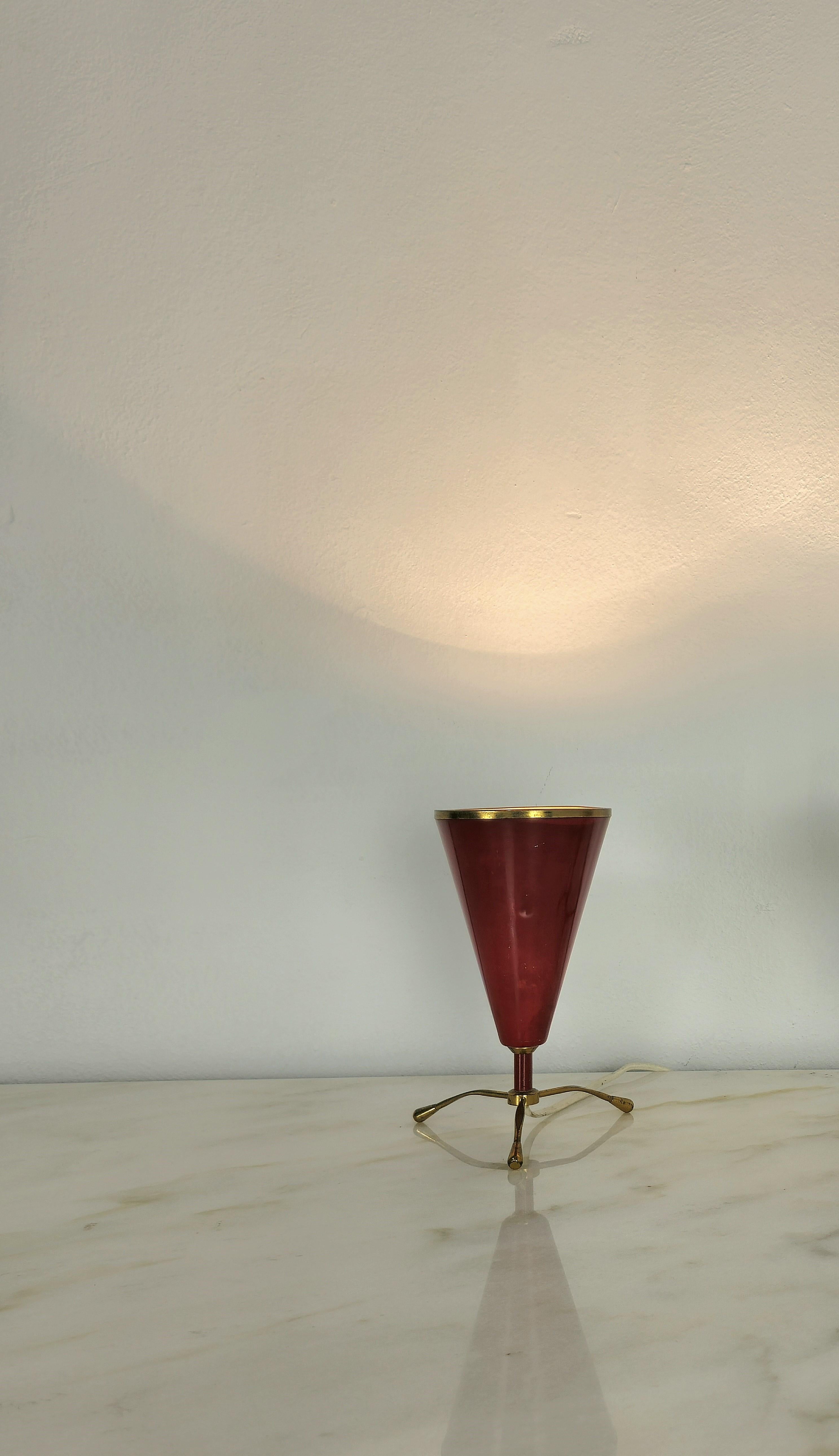 Émaillé Lampe de table en laiton et aluminium rouge attribuée à Arredoluce Midcentury Italy 50s en vente
