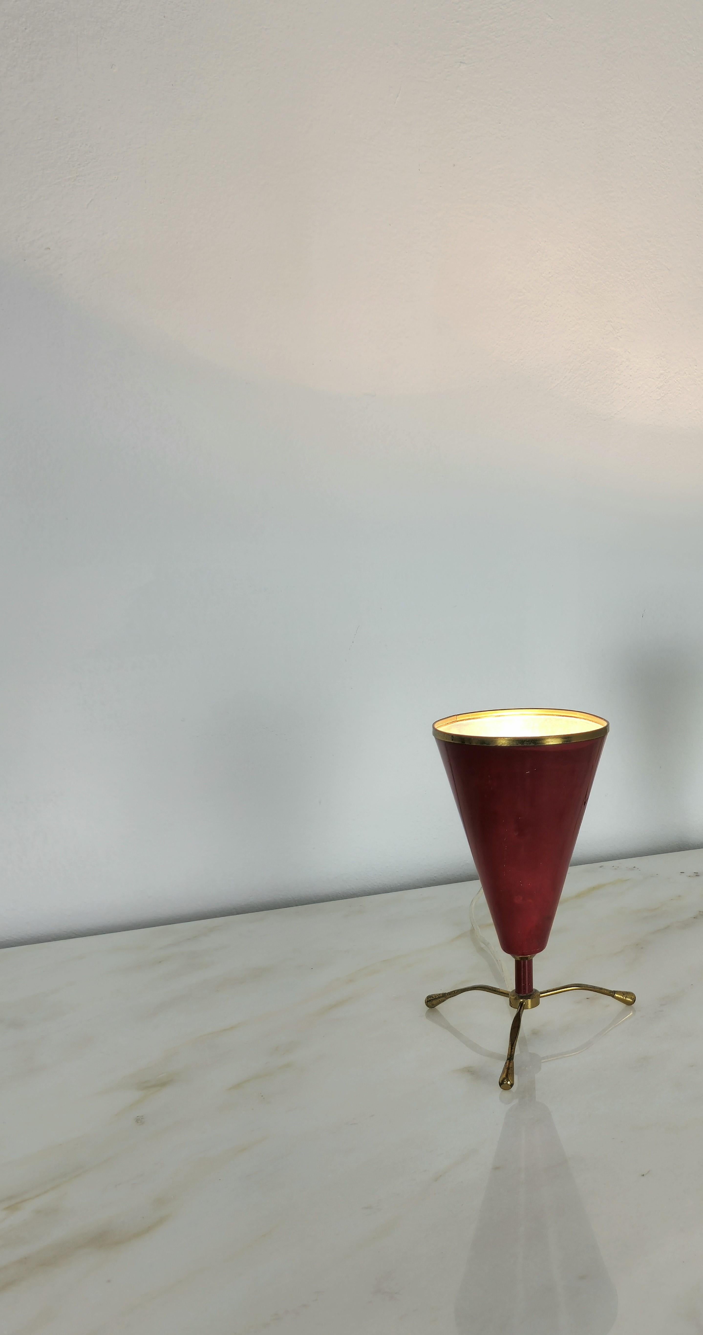 Lampe de table en laiton et aluminium rouge attribuée à Arredoluce Midcentury Italy 50s État moyen - En vente à Palermo, IT