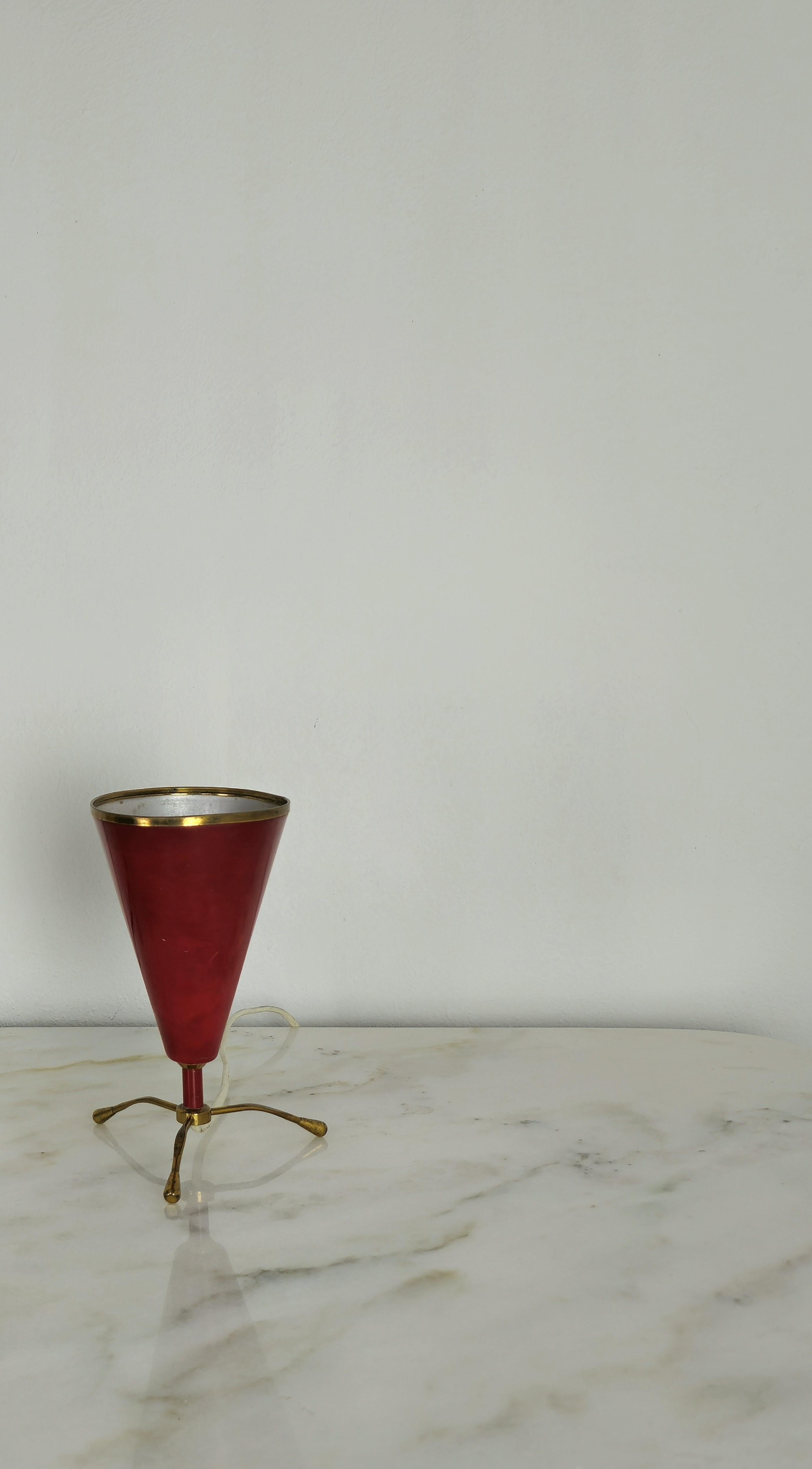 Milieu du XXe siècle Lampe de table en laiton et aluminium rouge attribuée à Arredoluce Midcentury Italy 50s en vente