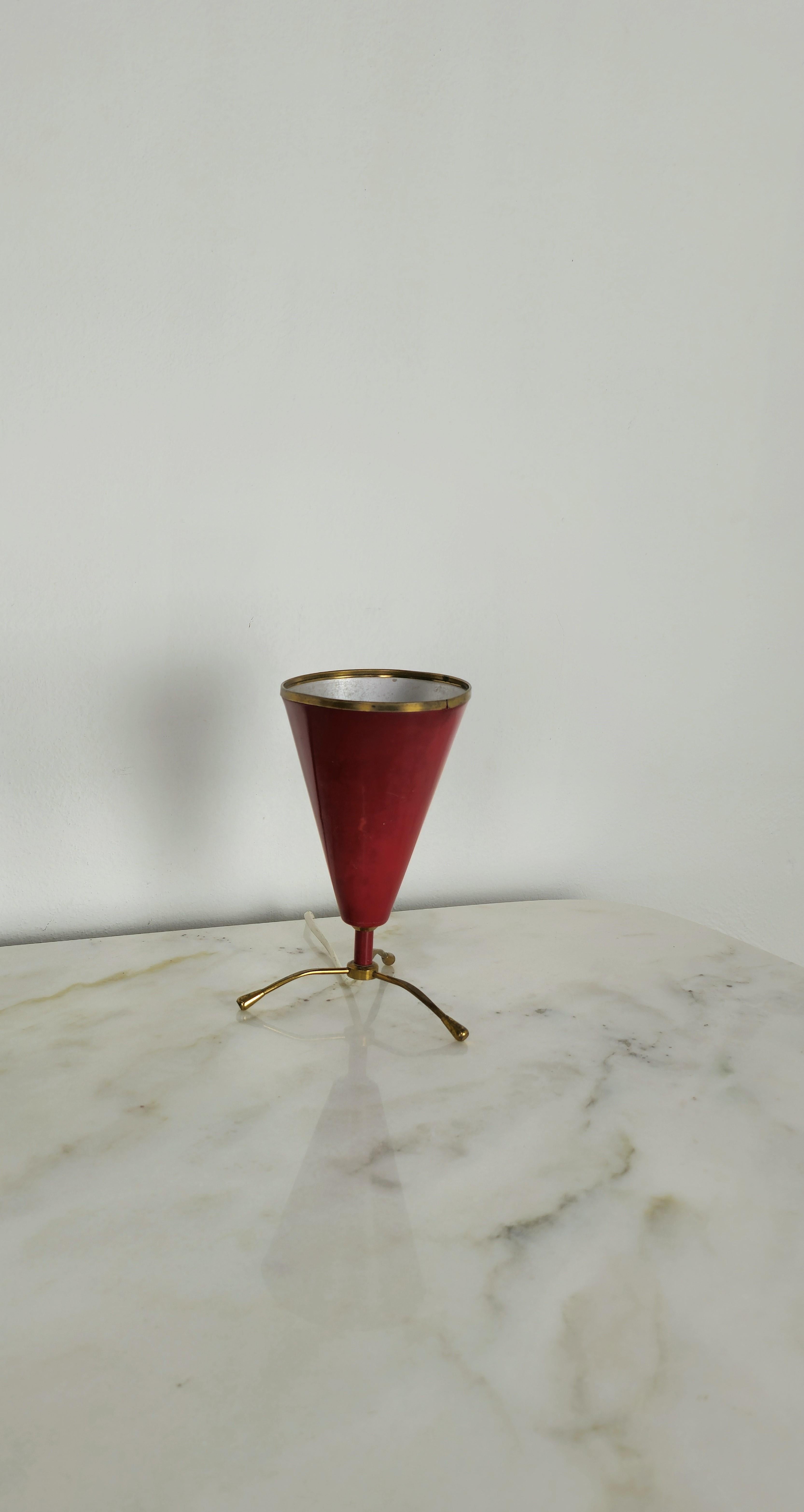 Aluminium Lampe de table en laiton et aluminium rouge attribuée à Arredoluce Midcentury Italy 50s en vente