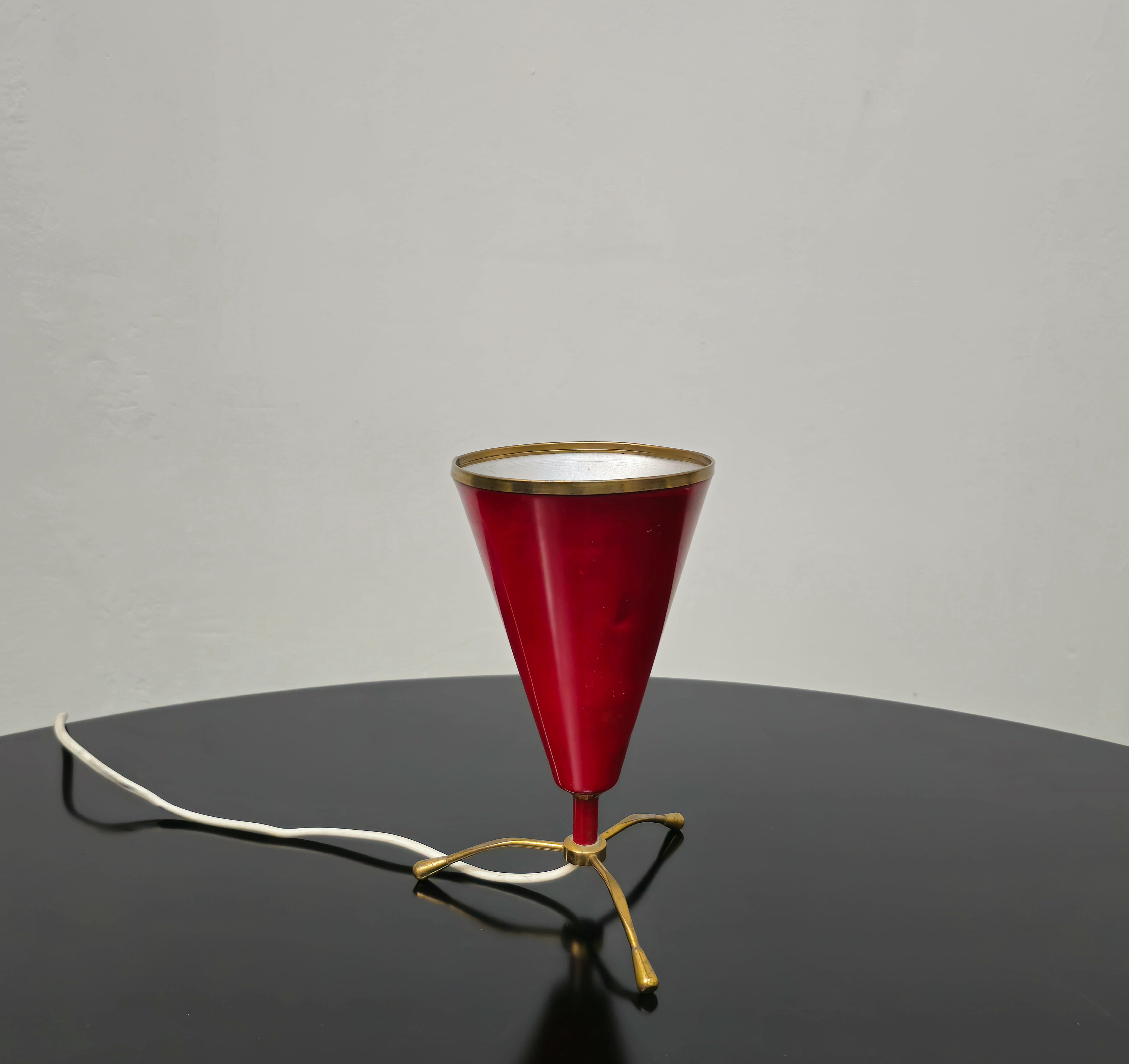 Lampe de table en laiton et aluminium rouge attribuée à Arredoluce Midcentury Italy 50s en vente 1