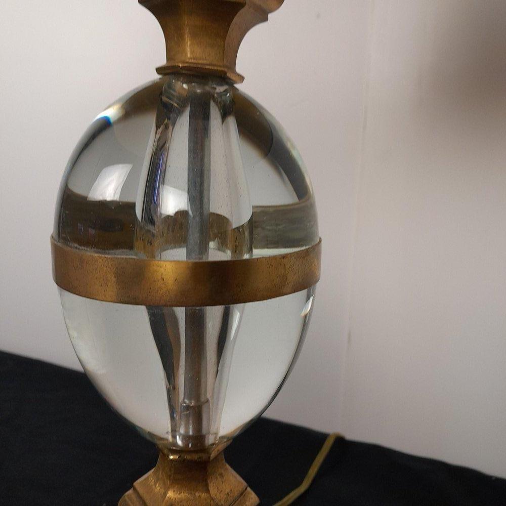 Eine seltene Lampe, die in den 1960er Jahren von der berühmten Designerin Gabriella Crespi entworfen und hergestellt wurde. Elegant und raffiniert, ist sie im Originalzustand, der Körper der Lampe ist aus massivem Messing, in der Mitte ein Glas-Ei