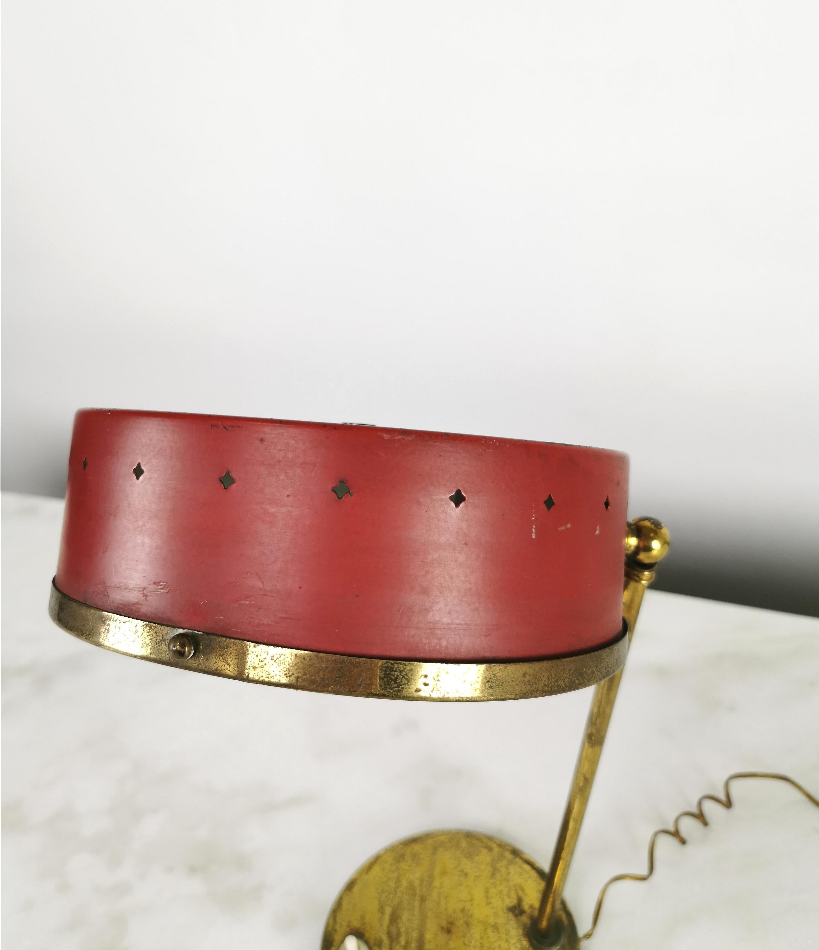 Tischlampe Messing Glas Rot emailliertes Metall zugeschrieben Stilnovo Mitte des Jahrhunderts 50er Jahre im Angebot 3