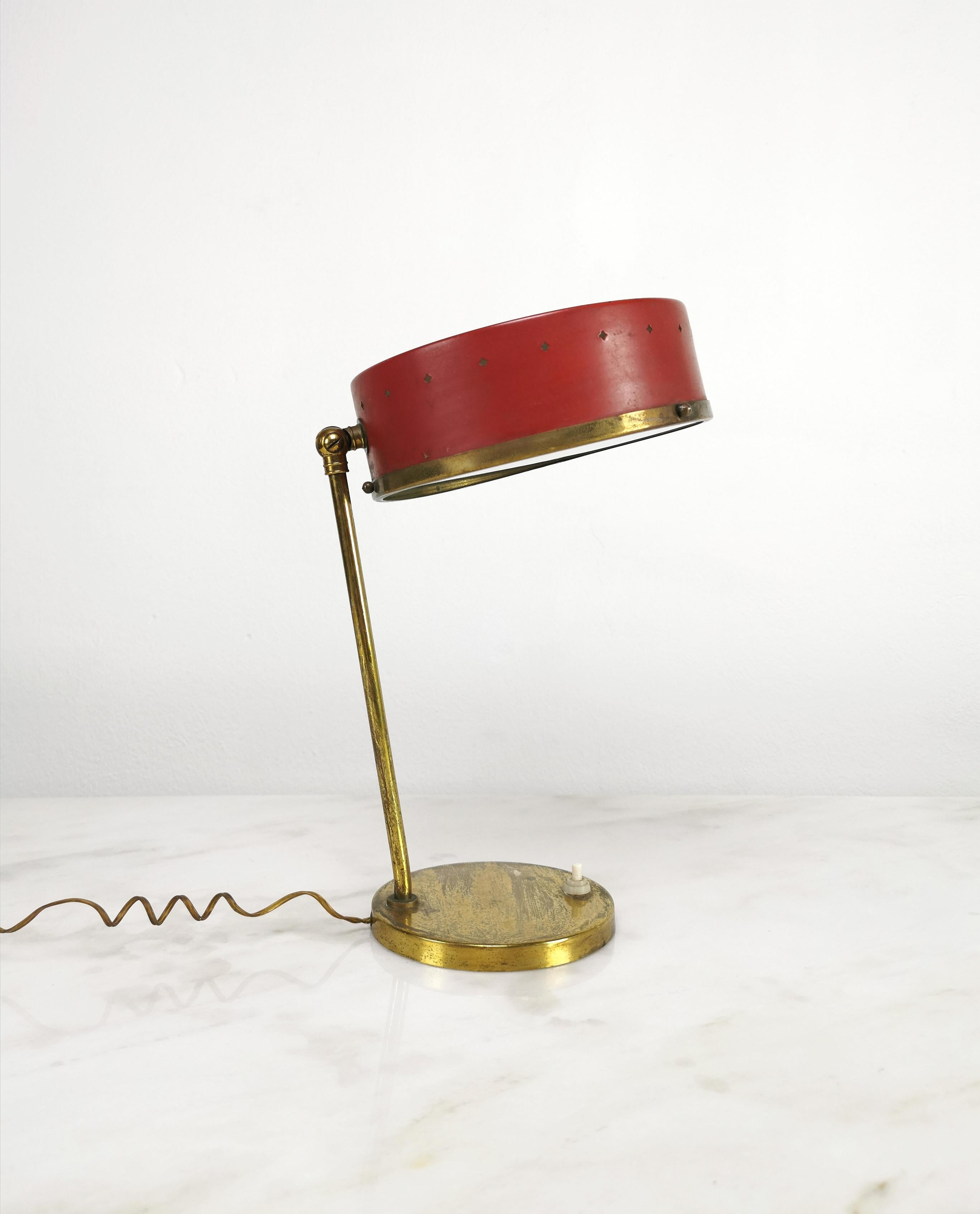 Mid-Century Modern Lampe de bureau en laiton, verre, métal émaillé rouge attribuée à Stilnovo, milieu des années 50 en vente