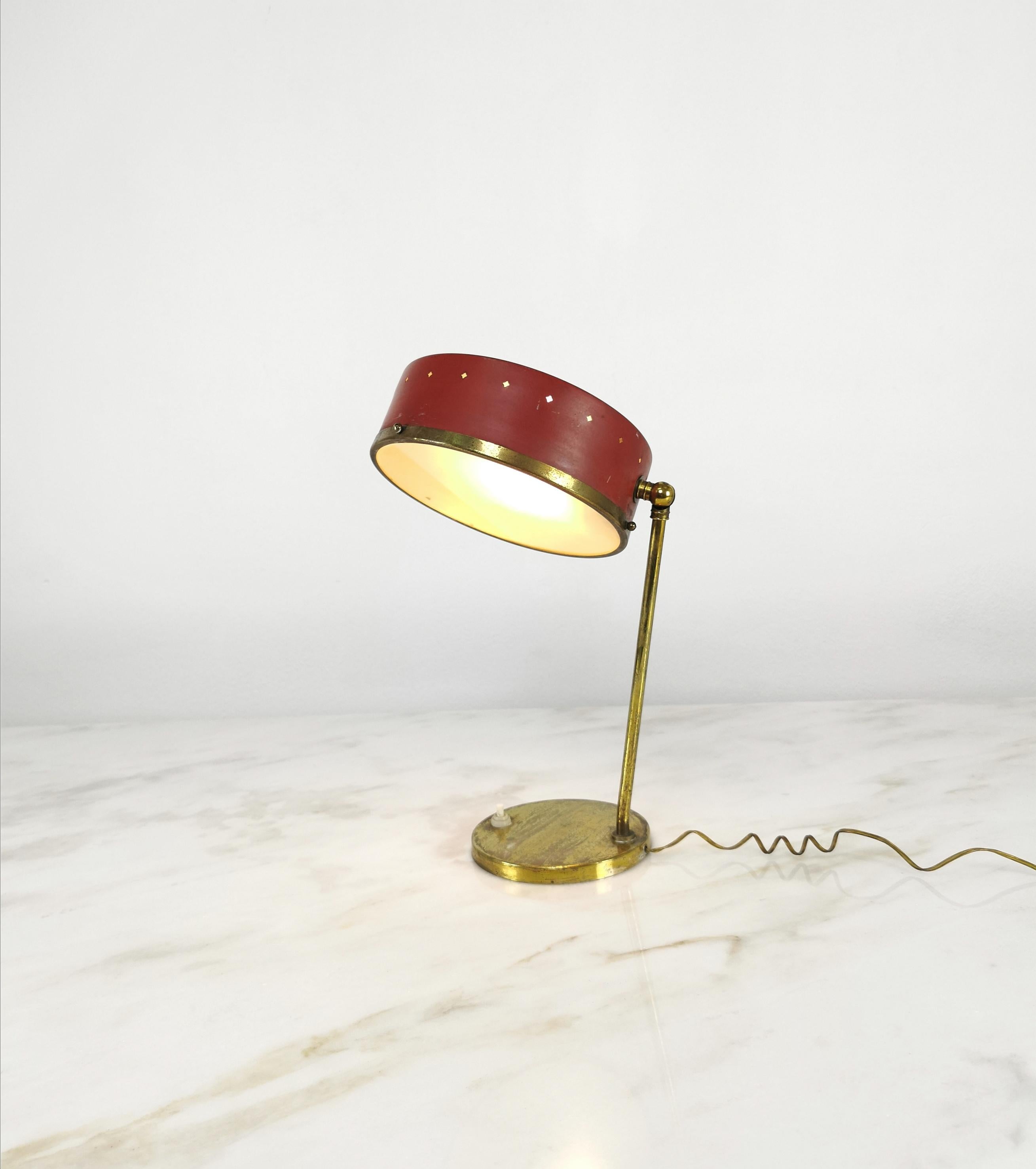 italien Lampe de bureau en laiton, verre, métal émaillé rouge attribuée à Stilnovo, milieu des années 50 en vente