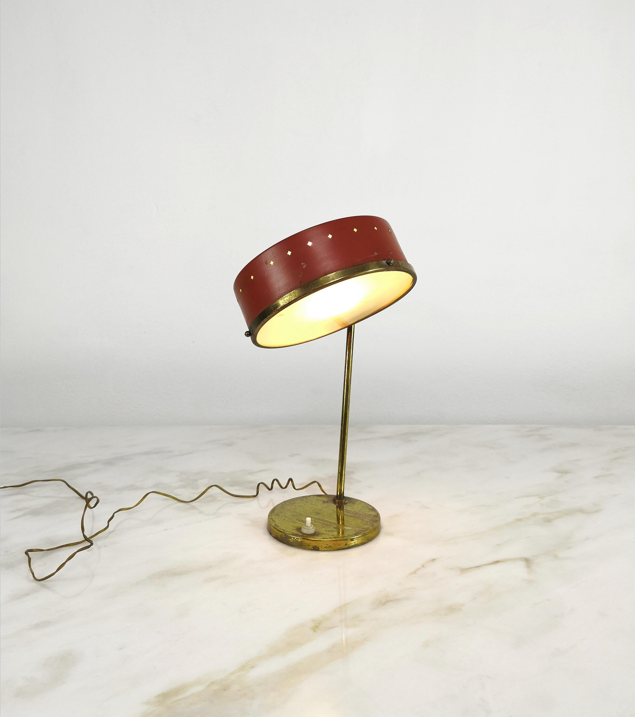 Émaillé Lampe de bureau en laiton, verre, métal émaillé rouge attribuée à Stilnovo, milieu des années 50 en vente