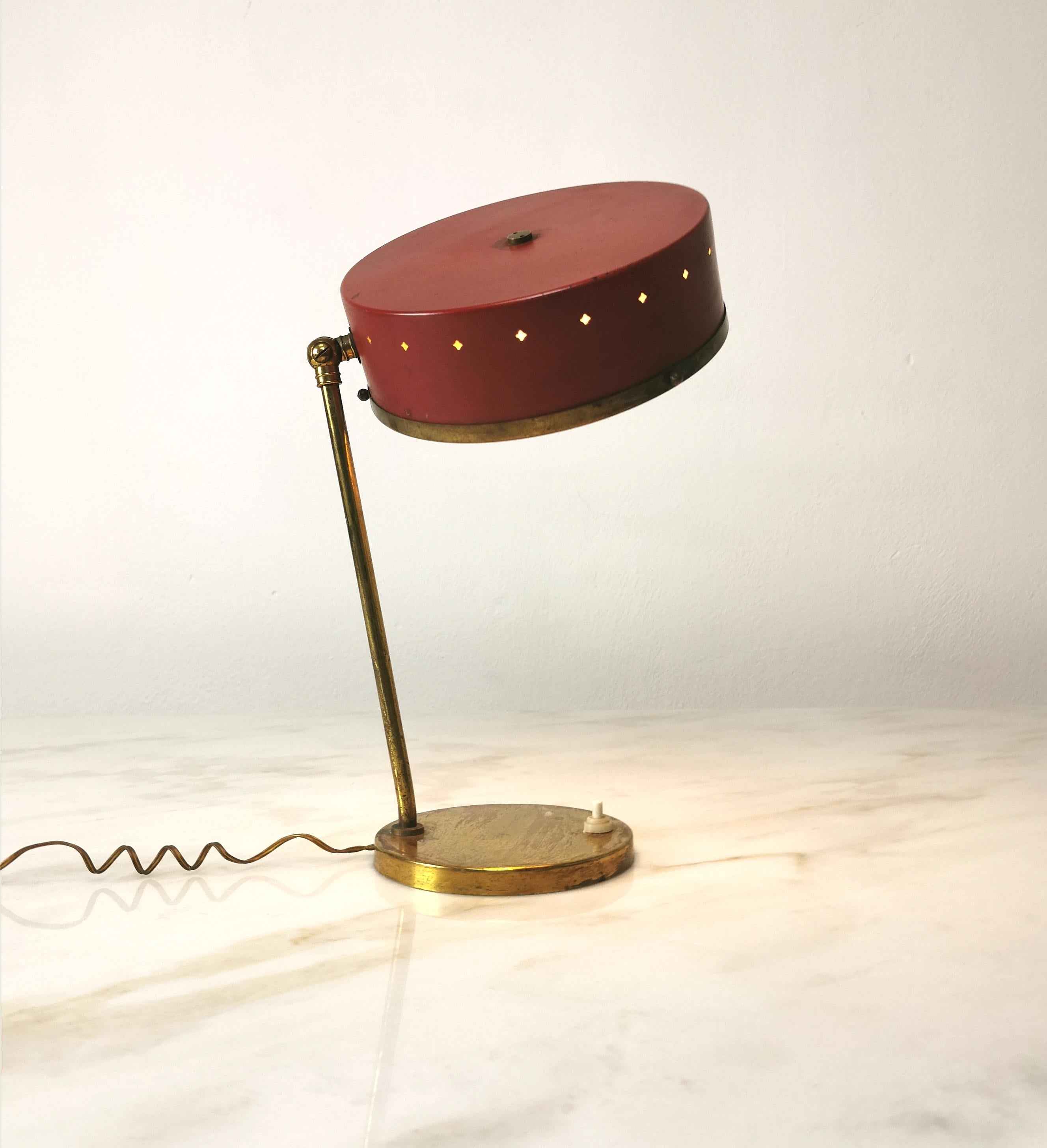 Lampe de bureau en laiton, verre, métal émaillé rouge attribuée à Stilnovo, milieu des années 50 Bon état - En vente à Palermo, IT
