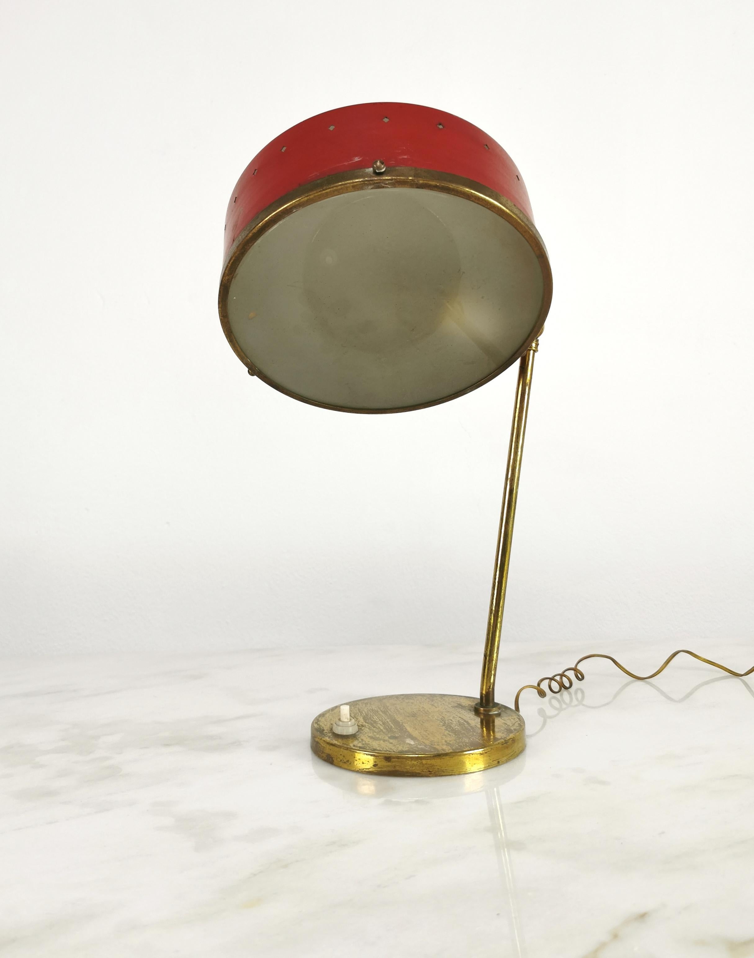 Tischlampe Messing Glas Rot emailliertes Metall zugeschrieben Stilnovo Mitte des Jahrhunderts 50er Jahre (20. Jahrhundert) im Angebot