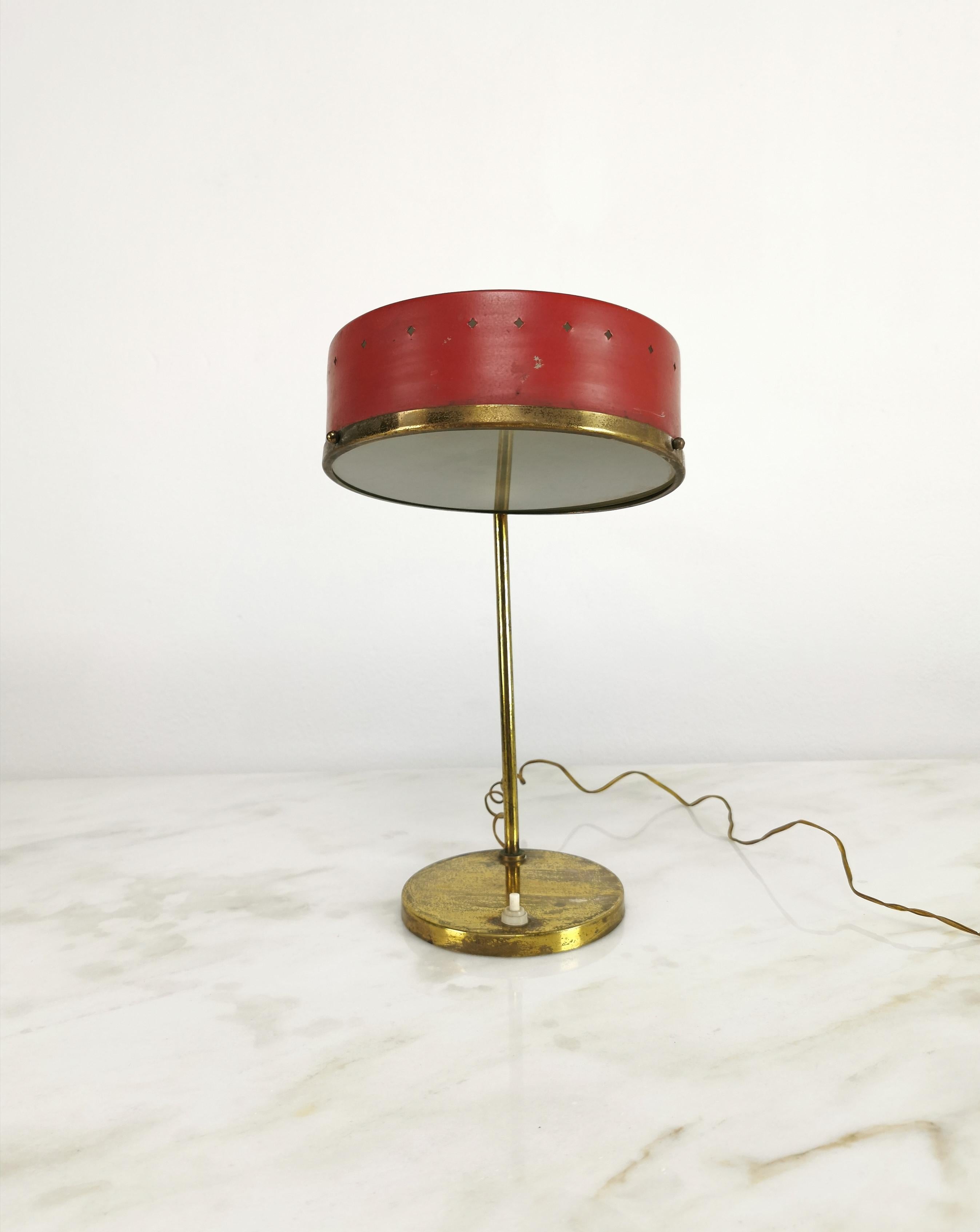 Métal Lampe de bureau en laiton, verre, métal émaillé rouge attribuée à Stilnovo, milieu des années 50 en vente
