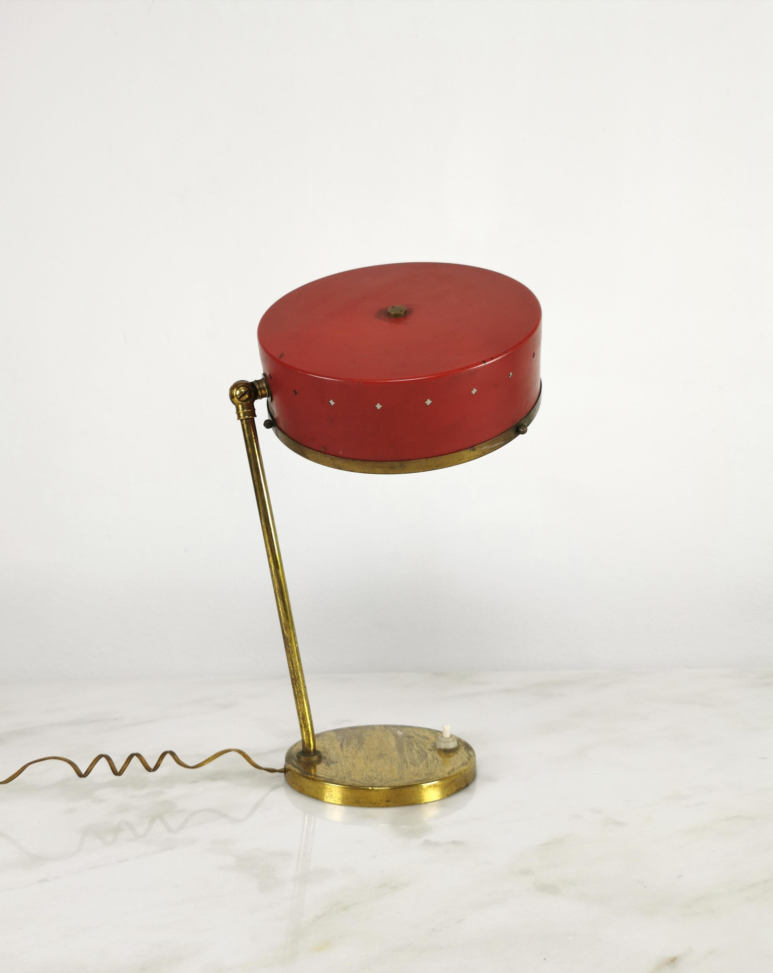 Lampe de bureau en laiton, verre, métal émaillé rouge attribuée à Stilnovo, milieu des années 50 en vente 1
